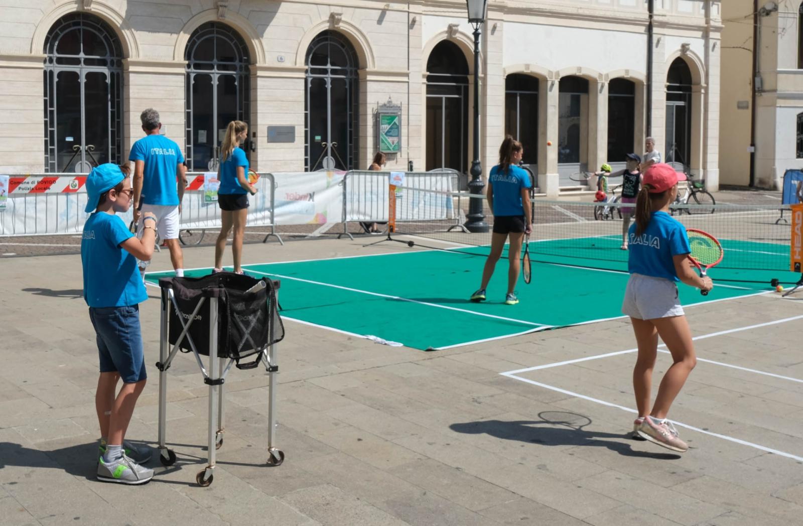 Il mini tennis spopola in piazza 