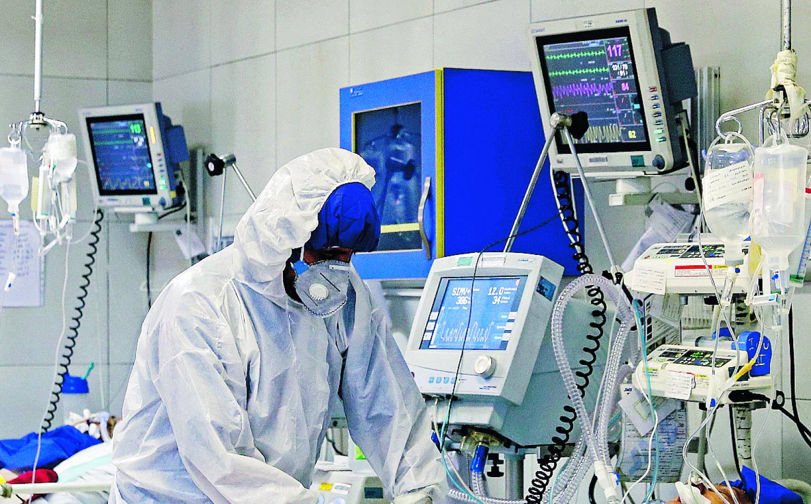 Risalgono i contagi, paura Omicron 5