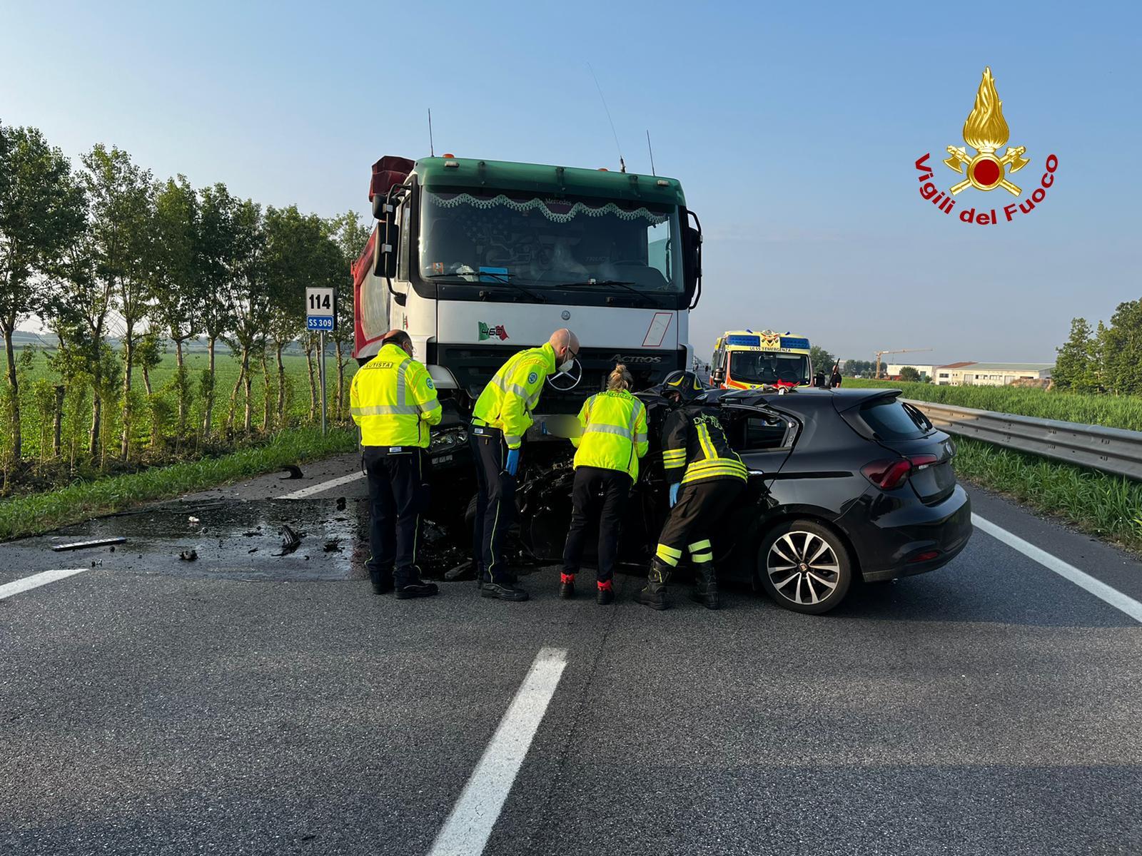 Muore a 25 anni contro il camion: Romea chiusa