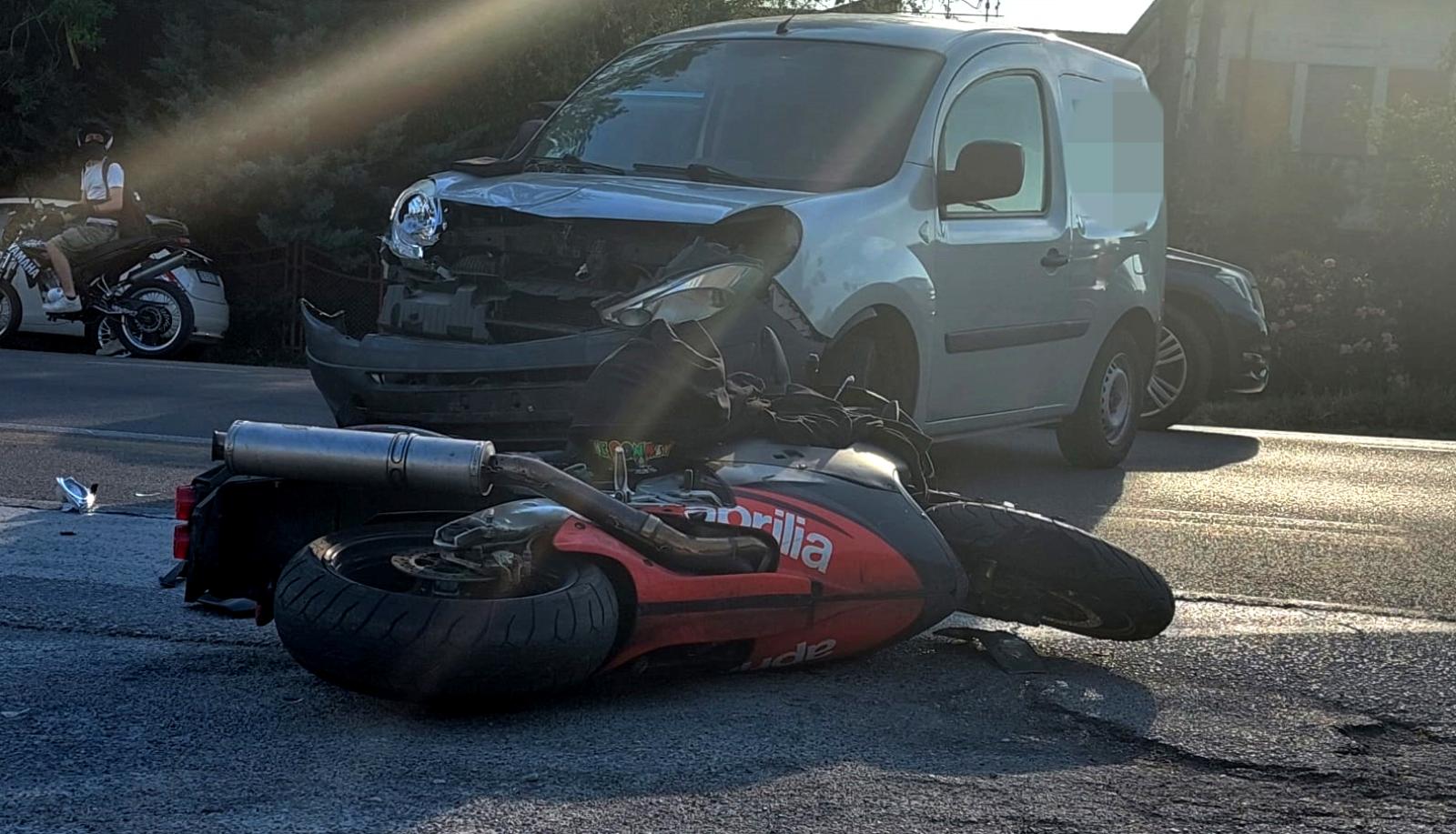 Paura all'incrocio, motociclista sbalzato
