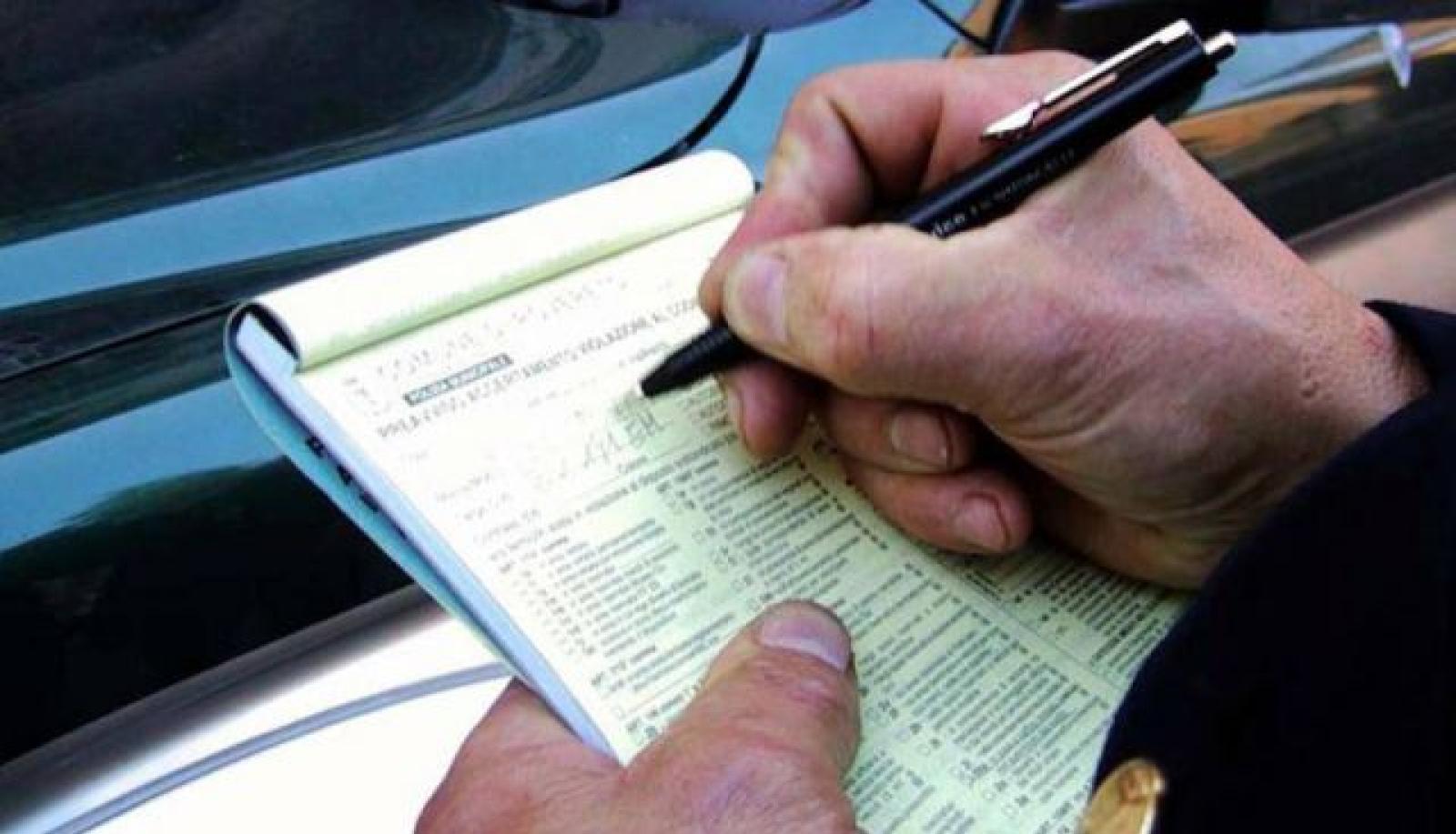 Paga il parcheggio e si becca la multa