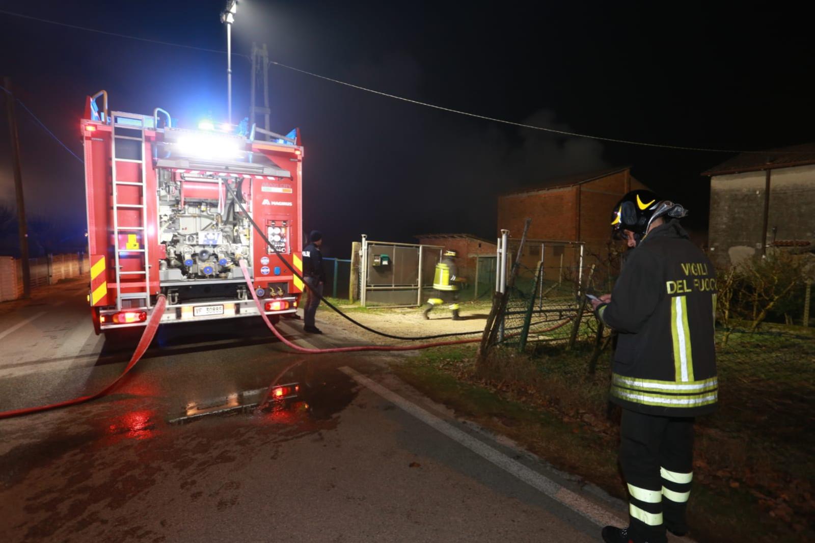 Fiamme in casa, salvi per miracolo