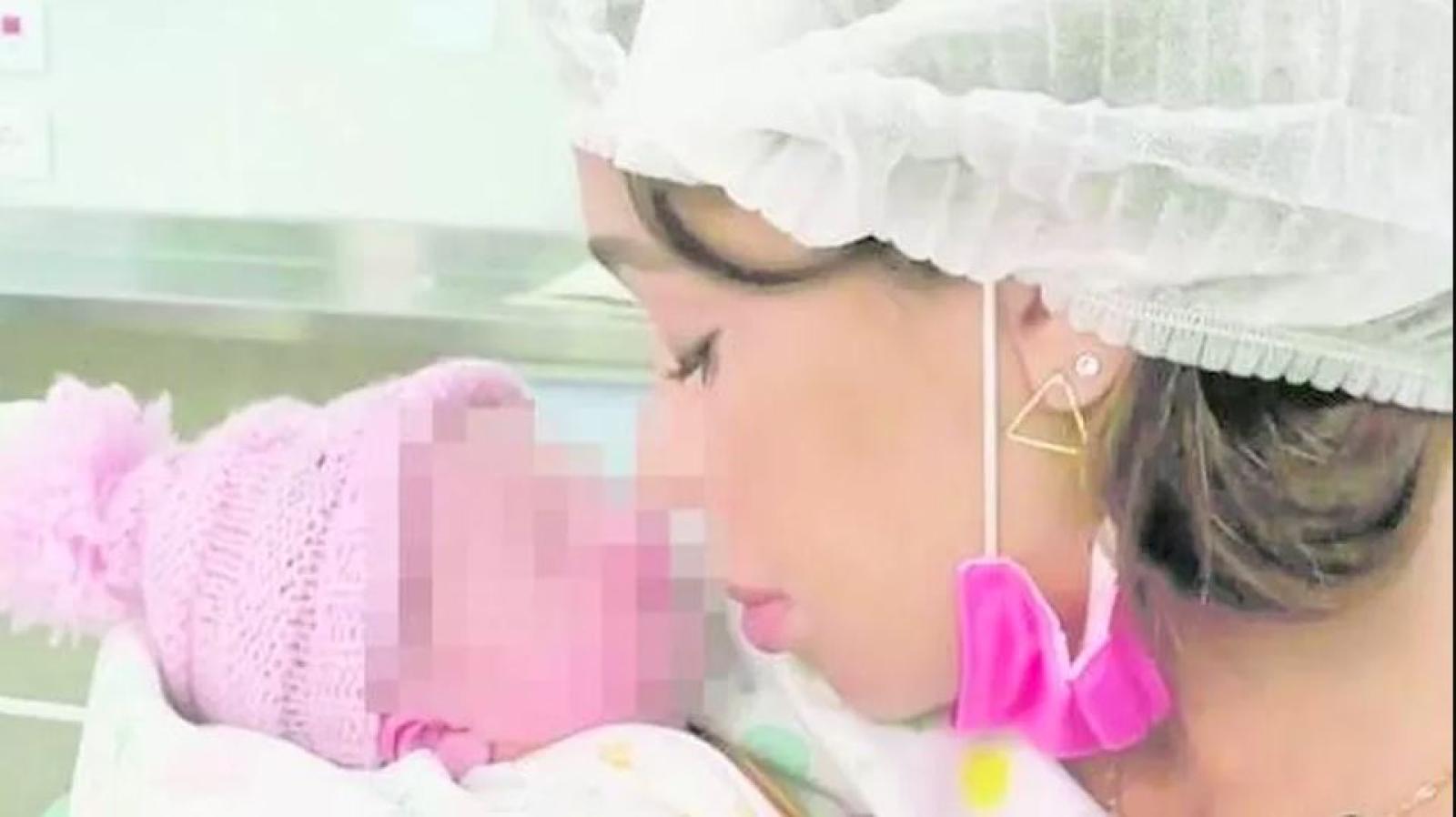 Belen Rodrigueza con la figlia Luna Mar&igrave; nata a Padova. La sobubrette &egrave; tornata ad Albarella