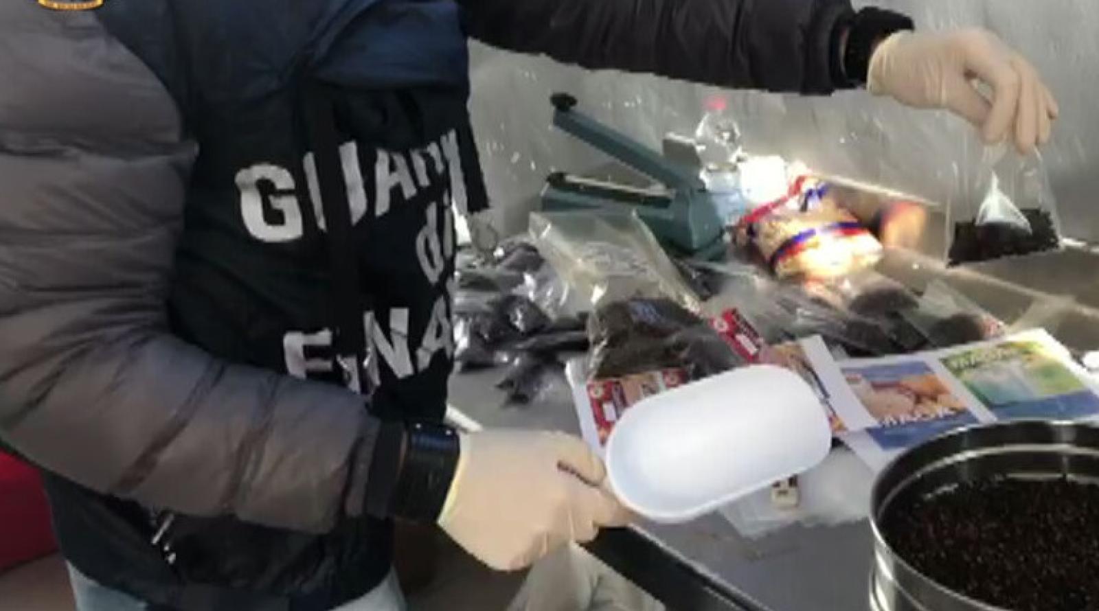 Cibi avariati e pestati con i piedi per utilizzarli negli involtini primavera. Ristorante chiuso dalla Finanza