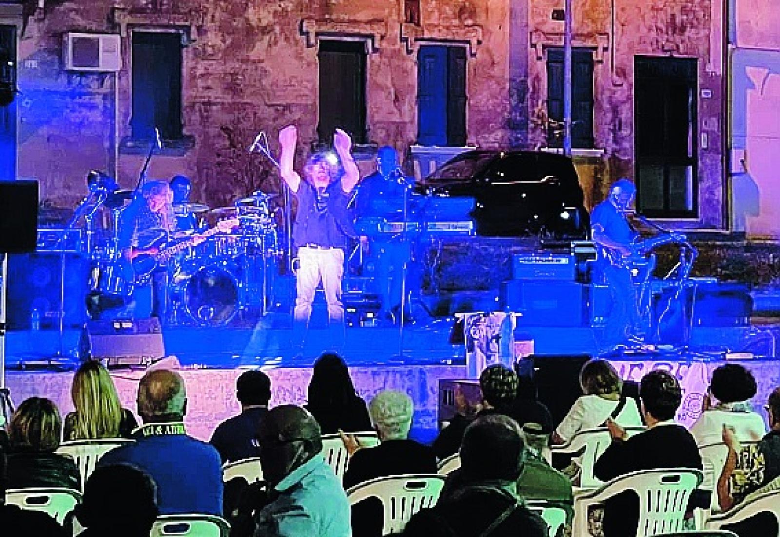 Sono arrivate centinaia di fan