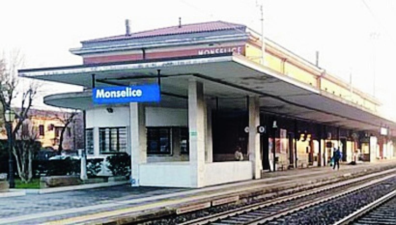 Bivaccava in stazione allontanato dalla citt&agrave;