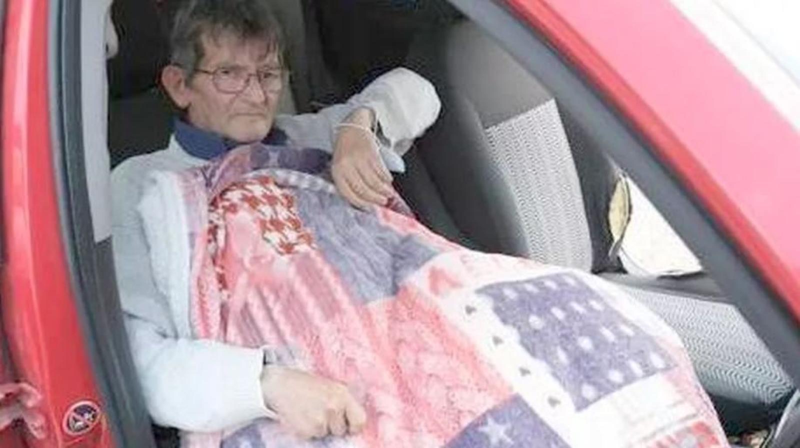  morto  tumore  senza tetto  vive automobile  due carrare  giancarlo carraro  