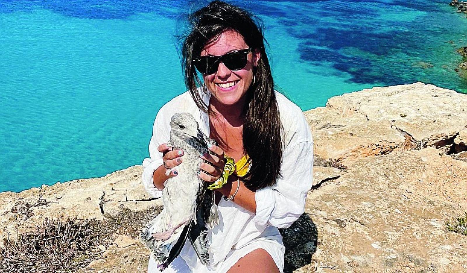 Il vicesindaco salva una gabbiana