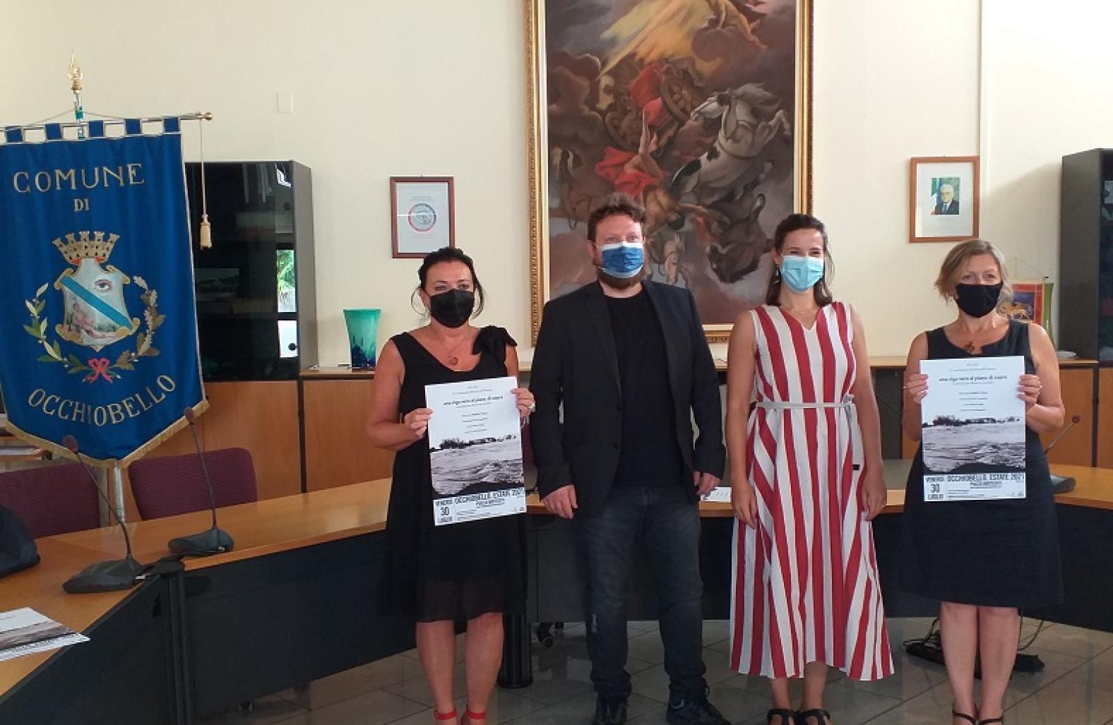 Matilde Vigna&nbsp;sul palco di Occhiobello con&nbsp;Una riga nera al piano di sopra