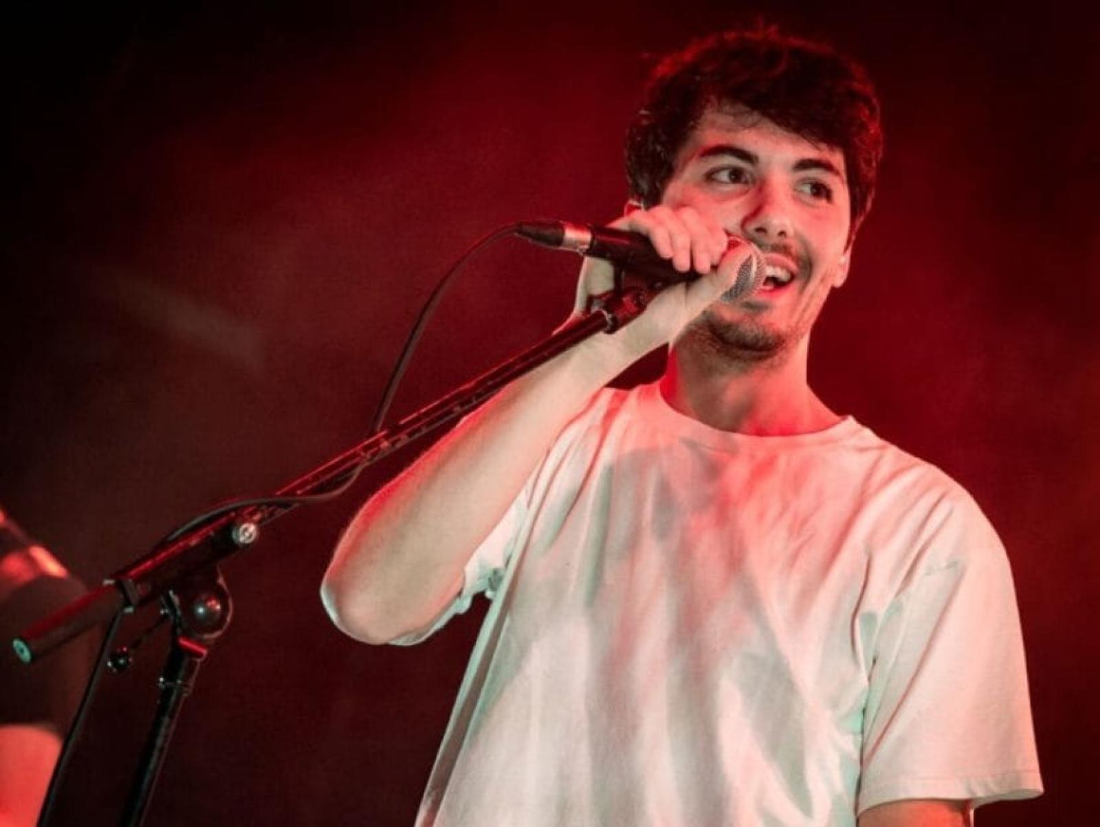 Il cantautore romano arriva in Polesine con &ldquo;Tante care cose&rdquo;