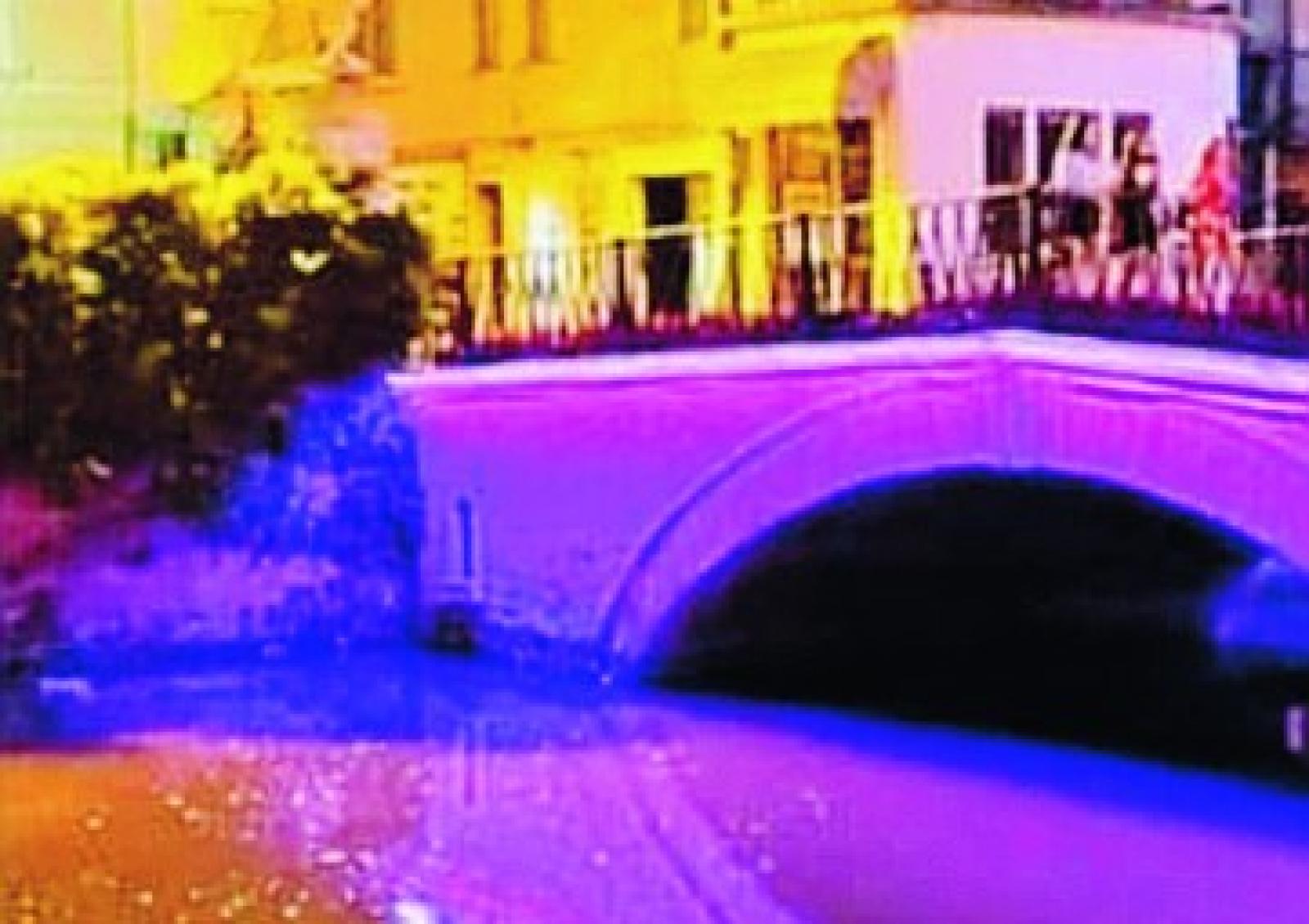 Le suggestioni del ponte illuminato