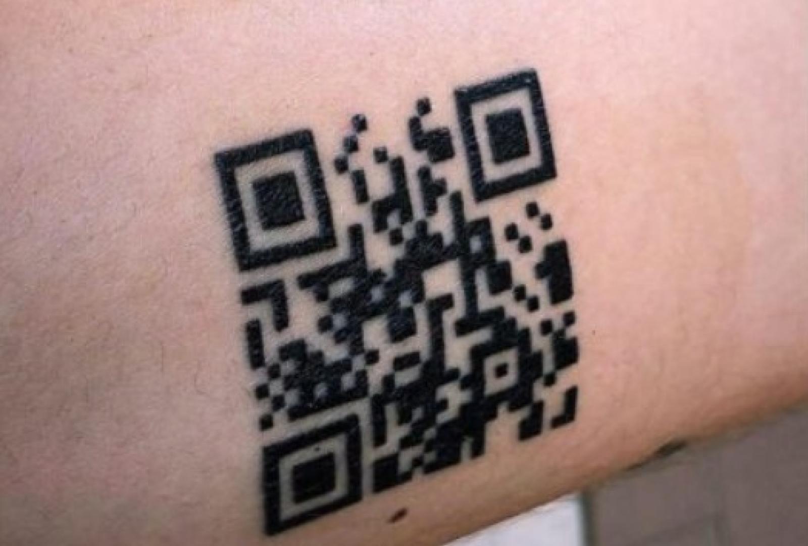 22enne si fa tatuare il Qr code del Green Pass sul braccio...e funziona!