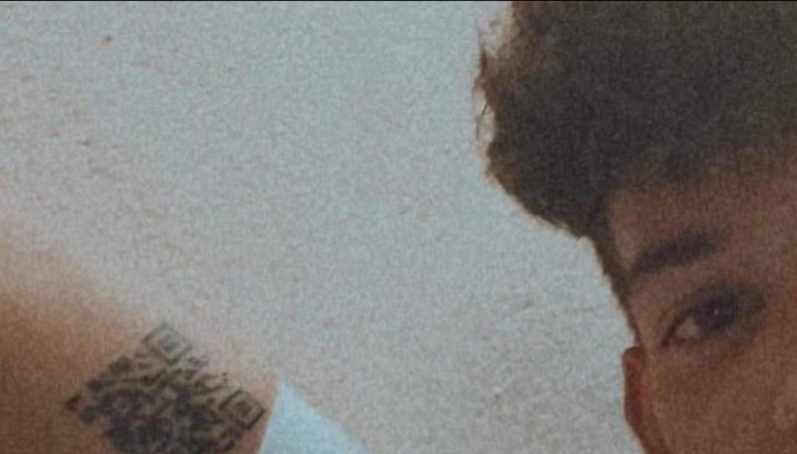 22enne si fa tatuare il Qr code del Green Pass sul braccio...e funziona!