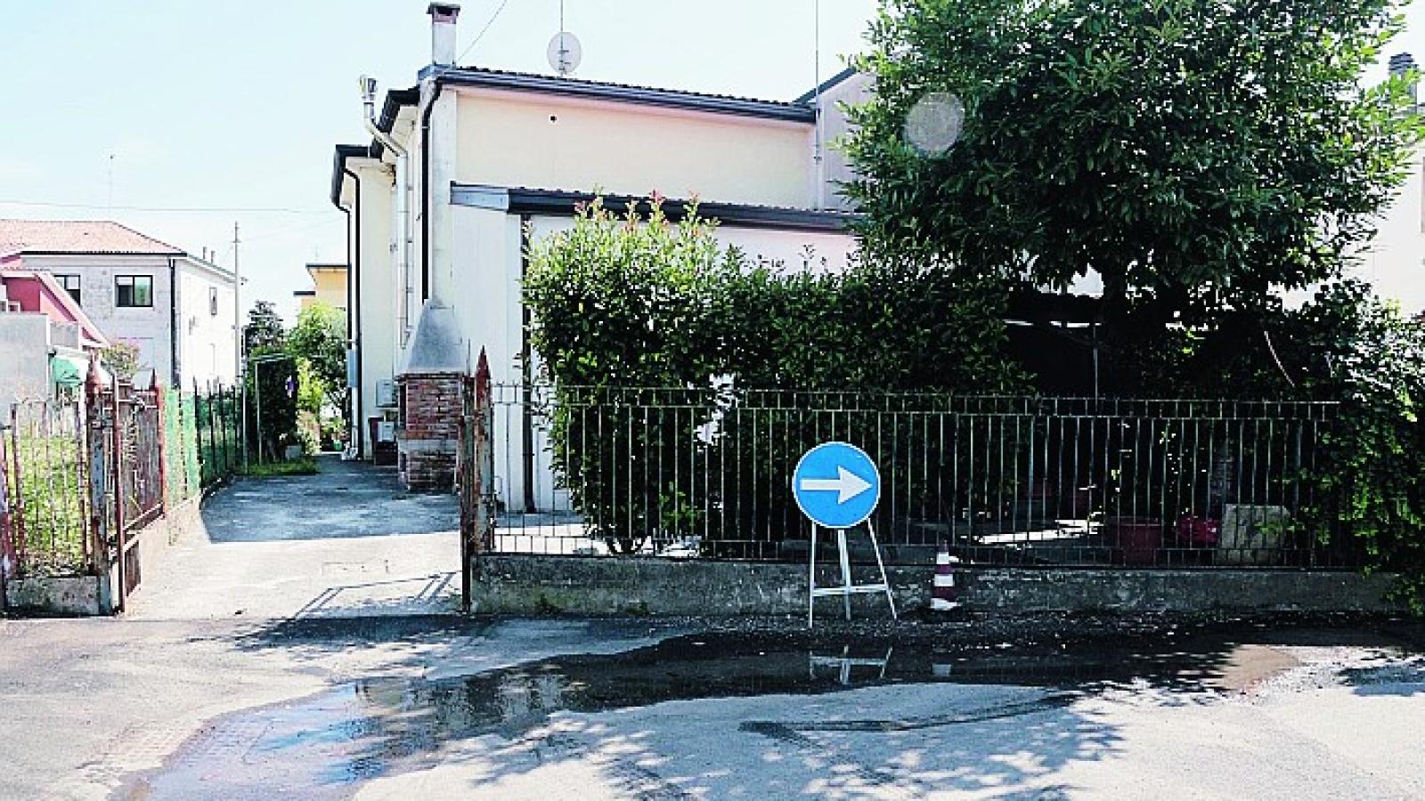 Via Rossini, tubo rotto &ldquo;E&rsquo; cos&igrave; da settimane&rdquo;