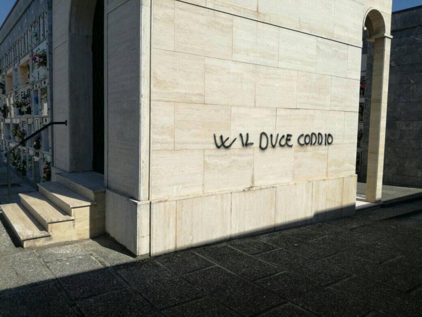 Vandali a cimitero, imbrattato il muro inneggiando al Duce