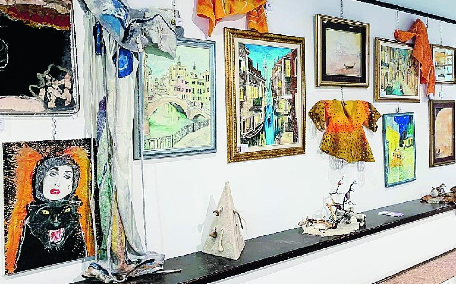 E&rsquo; connubio tra pittura e feltro