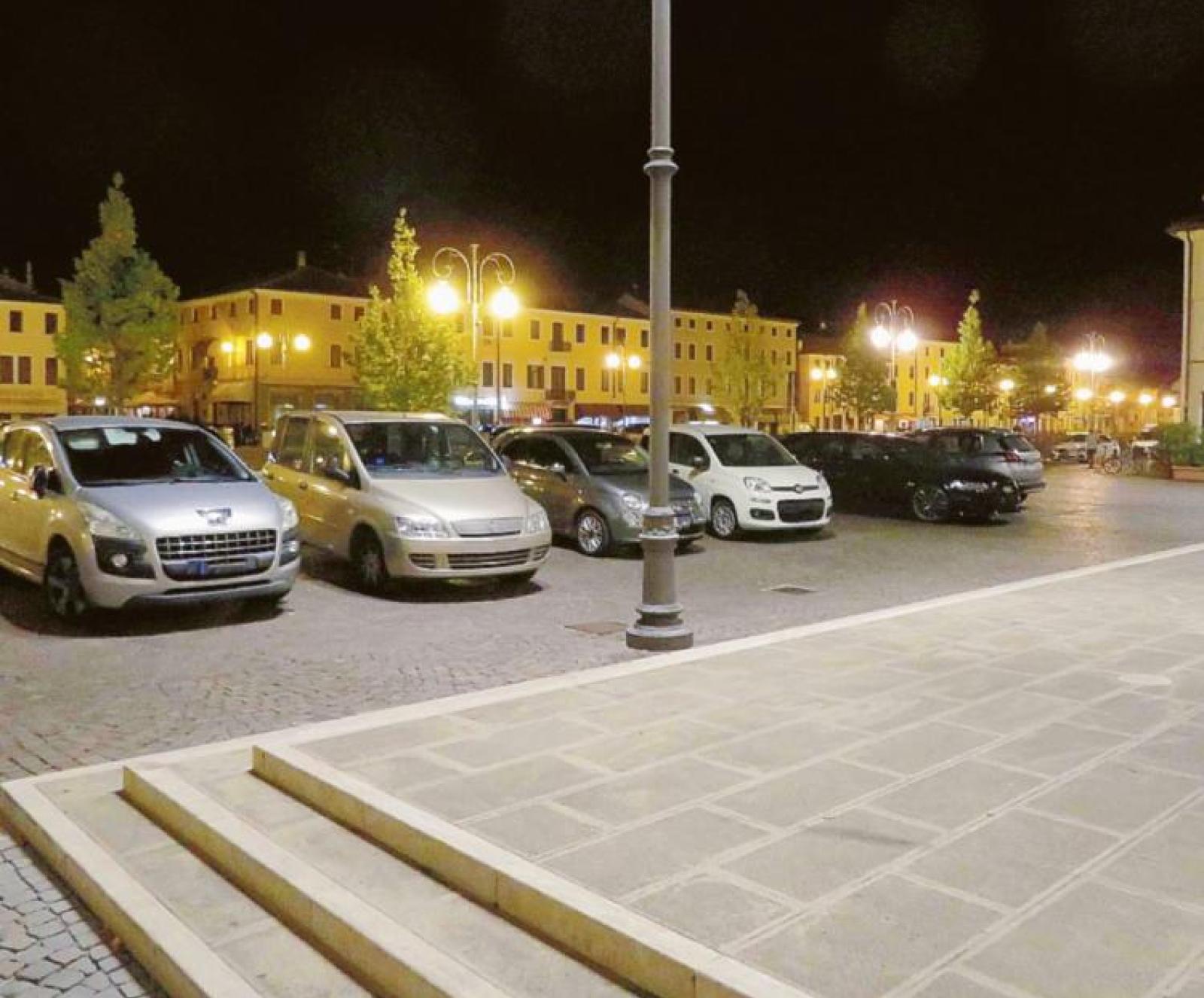 In piazza Cavour il parcheggio selvaggio &egrave; la regola