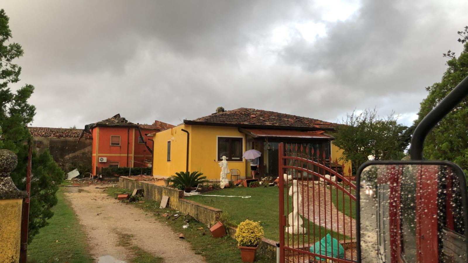 Tromba d'aria, paura e danni