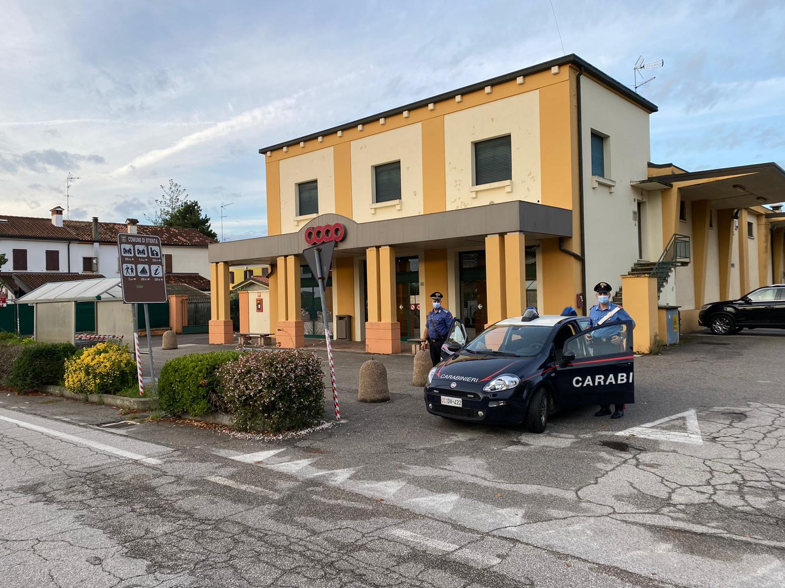 Vanno a fare la spesa e sottraggono un carrello intero pieno di generi alimentari