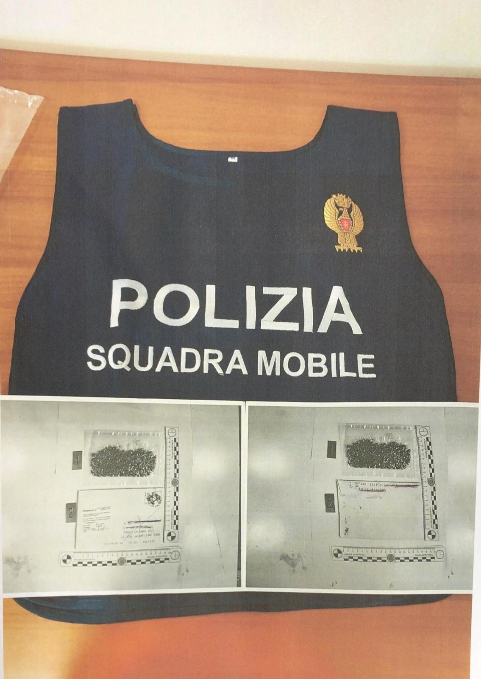 Manda l'hashish a un amico via posta, beccato