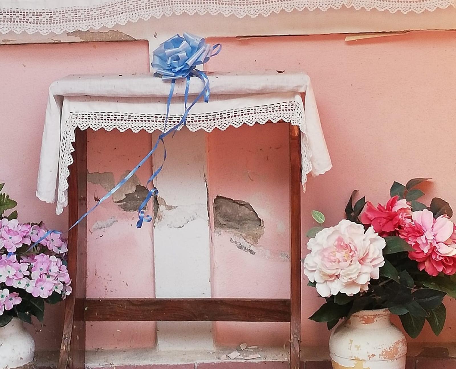 Vandali danneggiano l'altare e rubano la Madonna