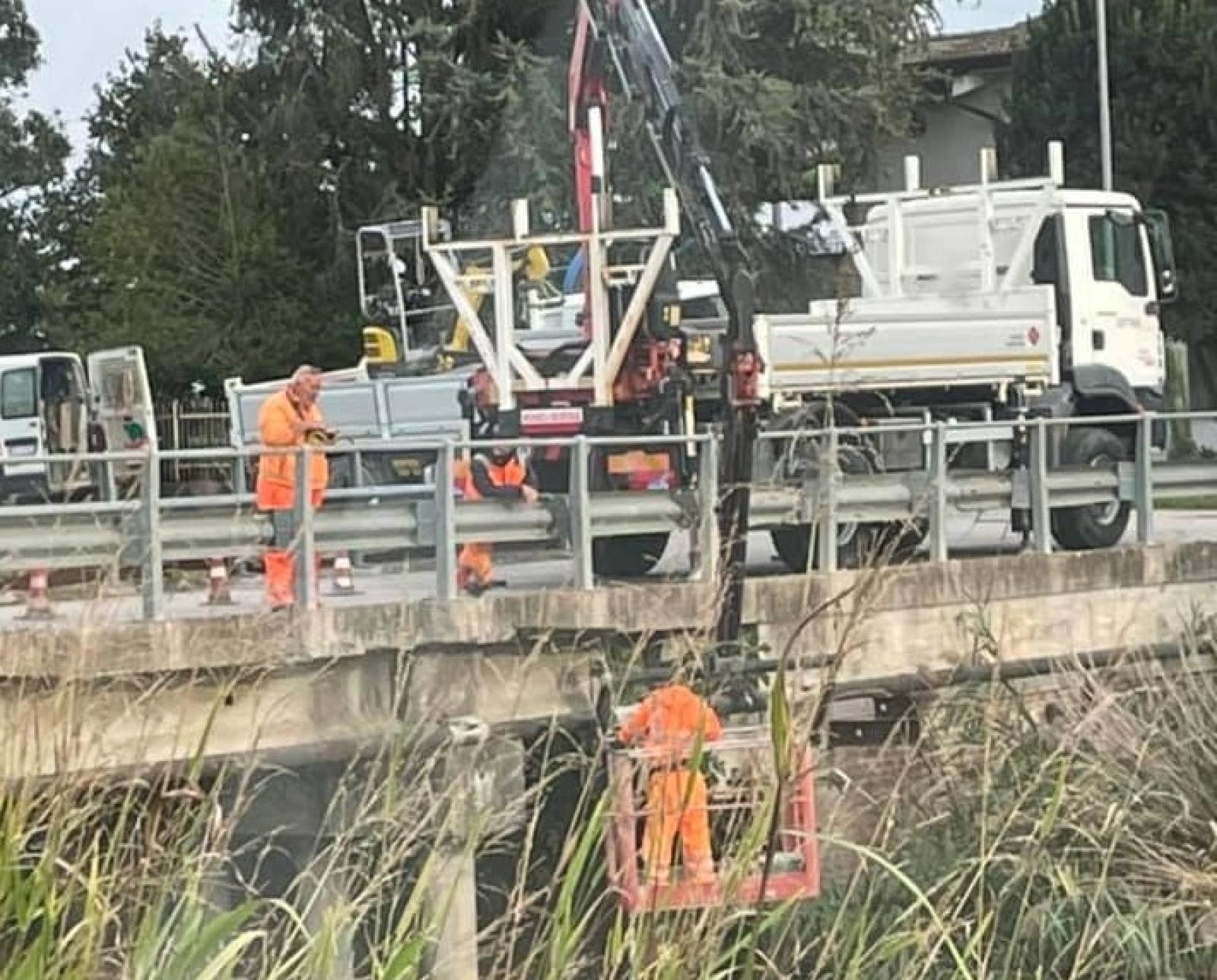 Il tubo perde acqua, finalmente gli operai al lavoro