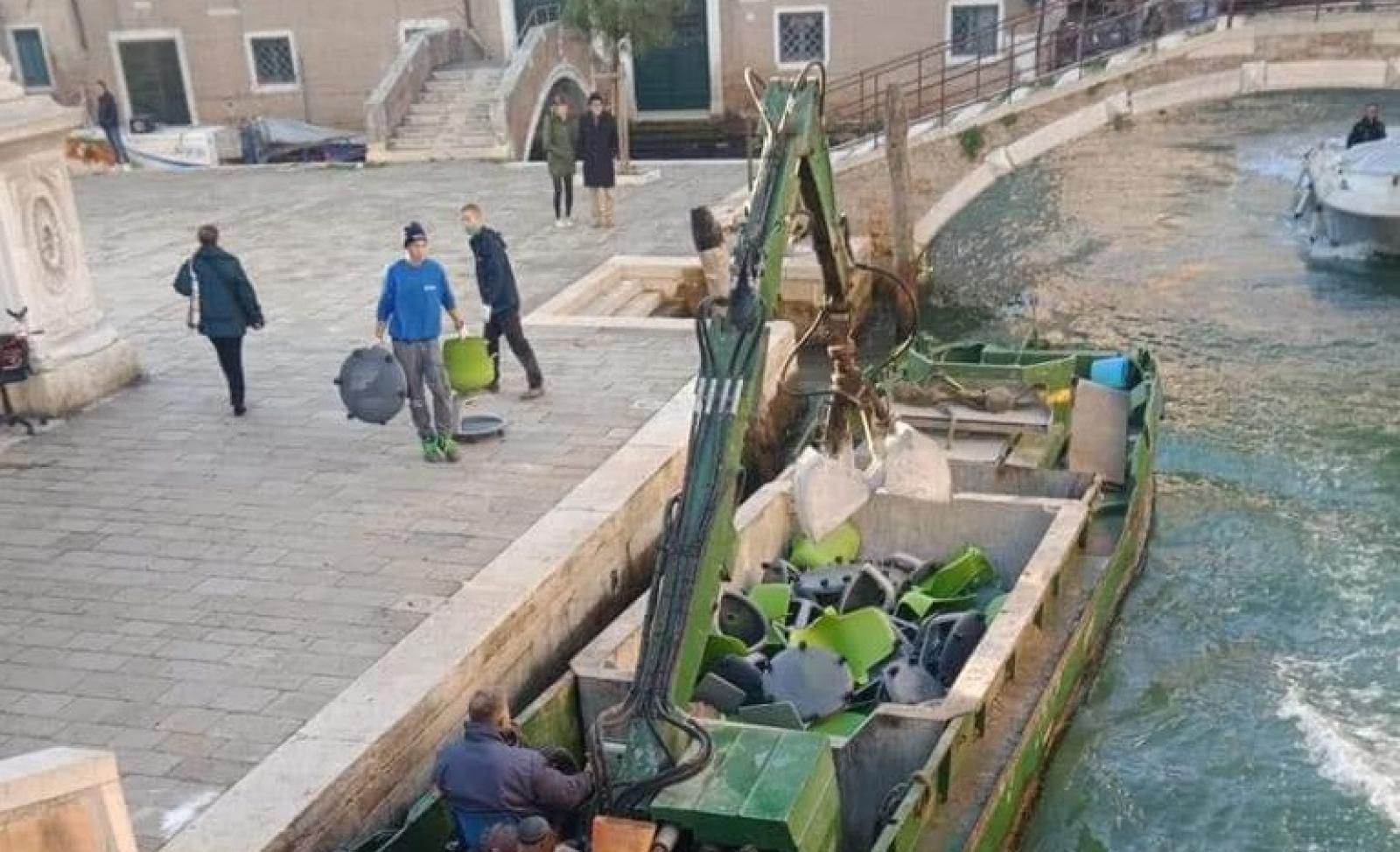 I banchi a rotelle finiscono al macero