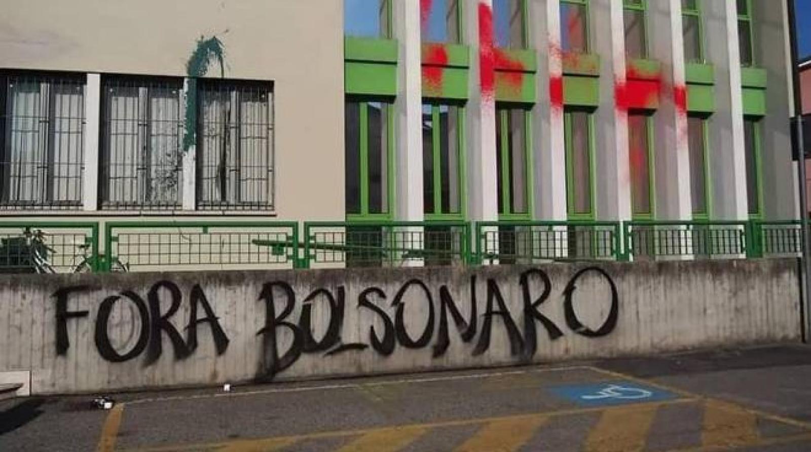 Imbrattato il municipio di Anguillara, contro la visita di Bolsonaro 