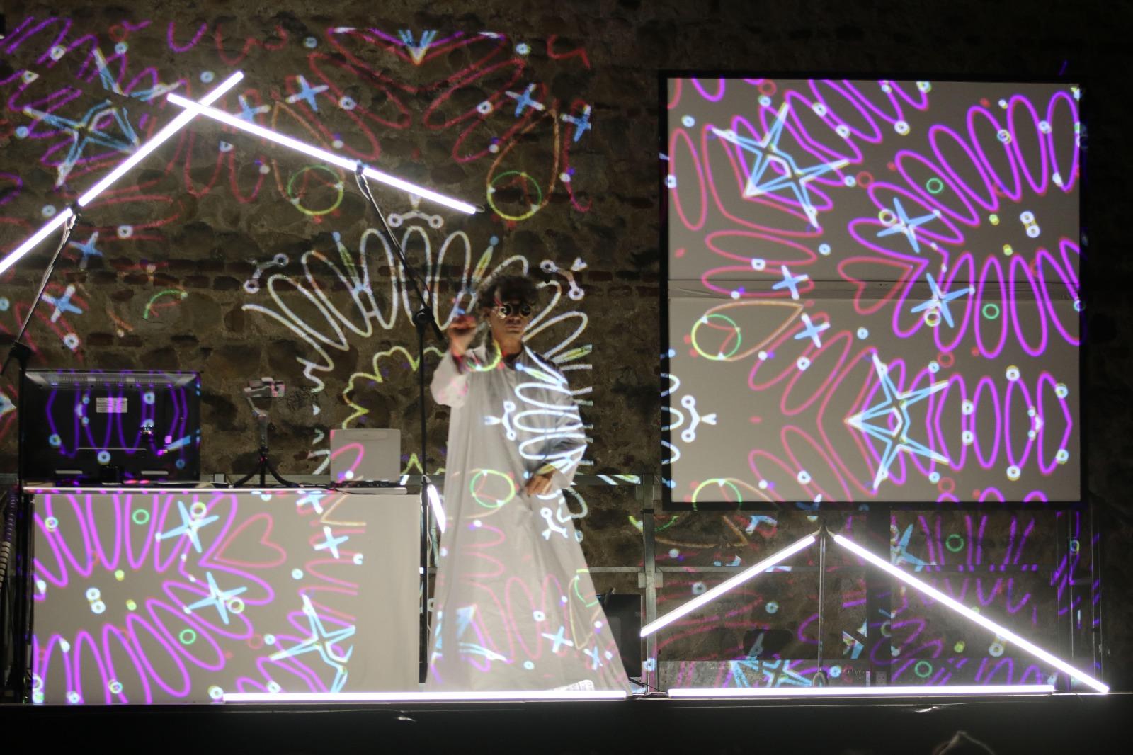 Ridere e ridere ancora: la ricetta arriva sul palco