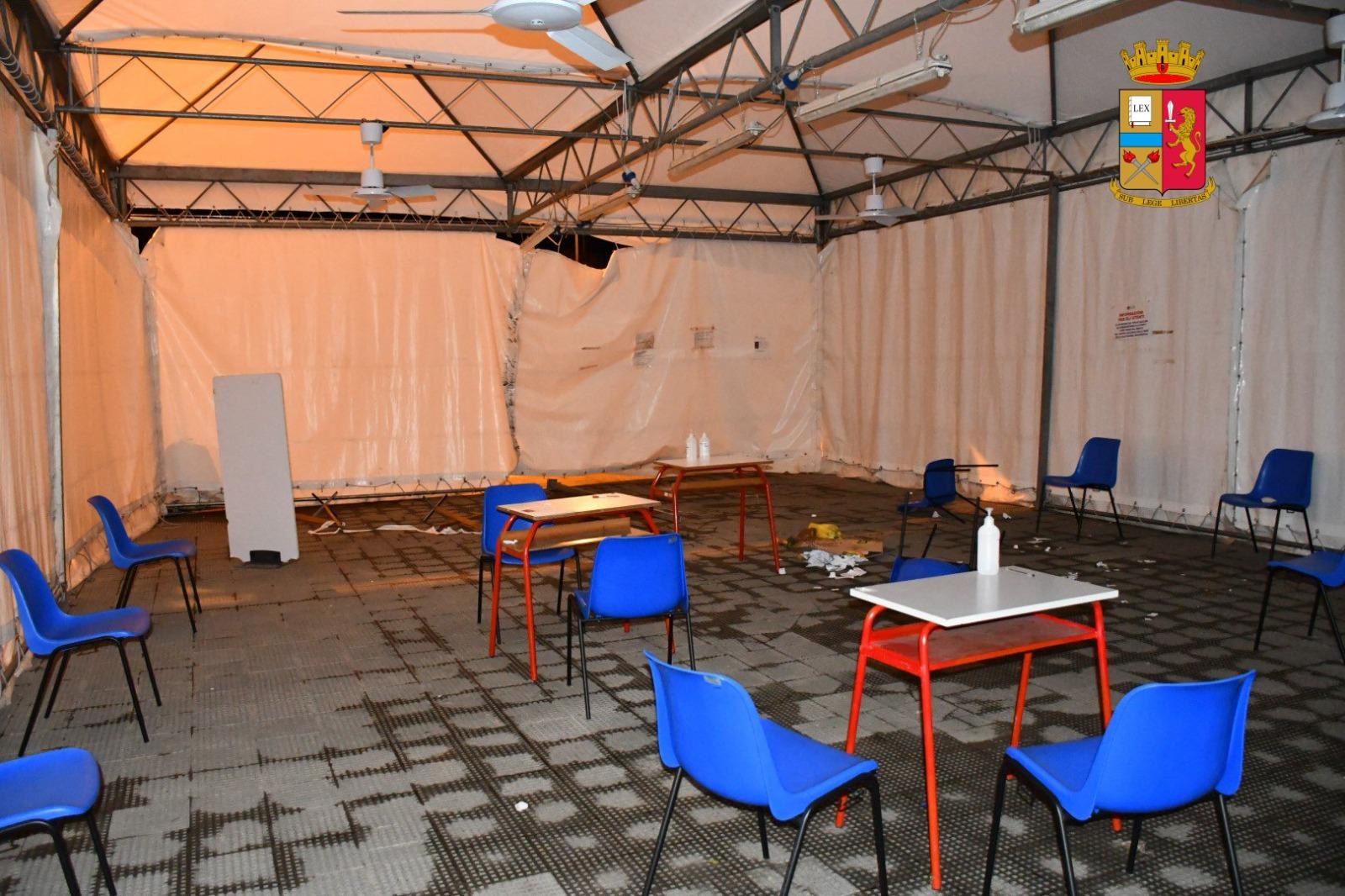 Preso di mira il centro vaccinale, vandali all'attacco 