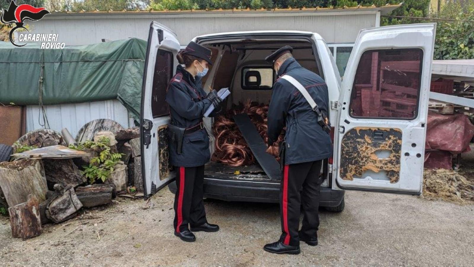 Razzia di rame in azienda, ladri rincorsi e arrestati