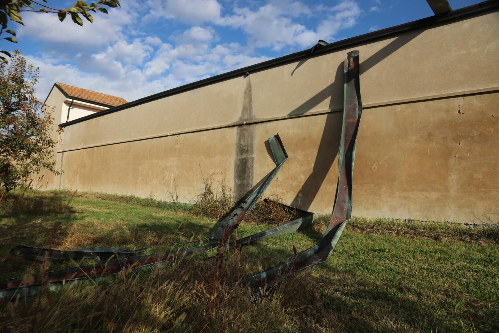Cimitero devastato dai ladri per rubare il rame