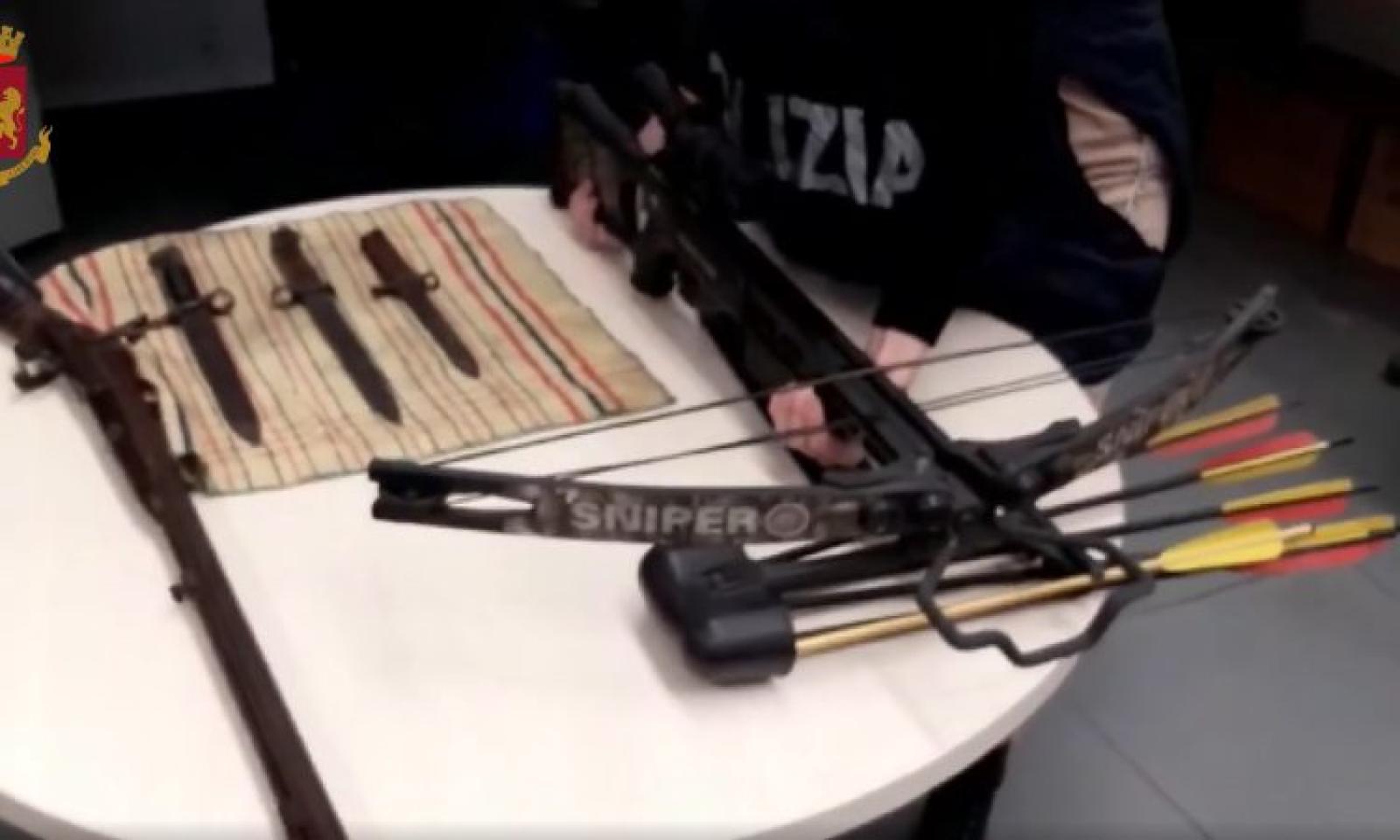 Delirio No Vax: "Usate la armi contro la polizia"