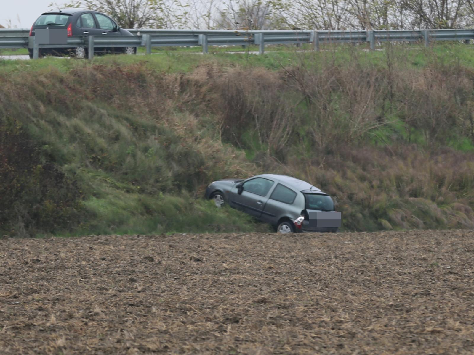 Esce di strada, finisce gi&agrave; dal viadotto