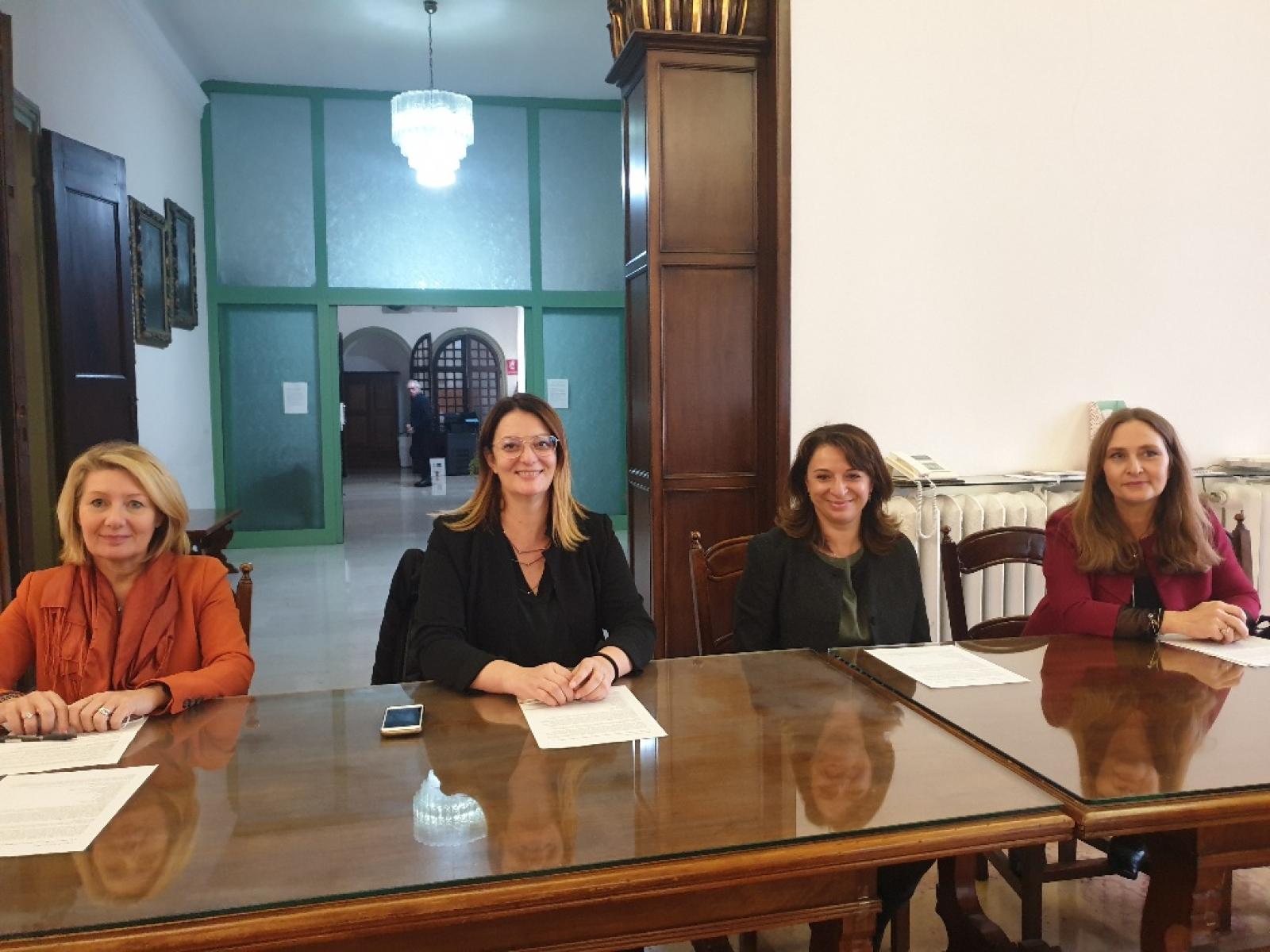 Aiuti e sportelli per chi non ha familiarit&agrave; col digitale