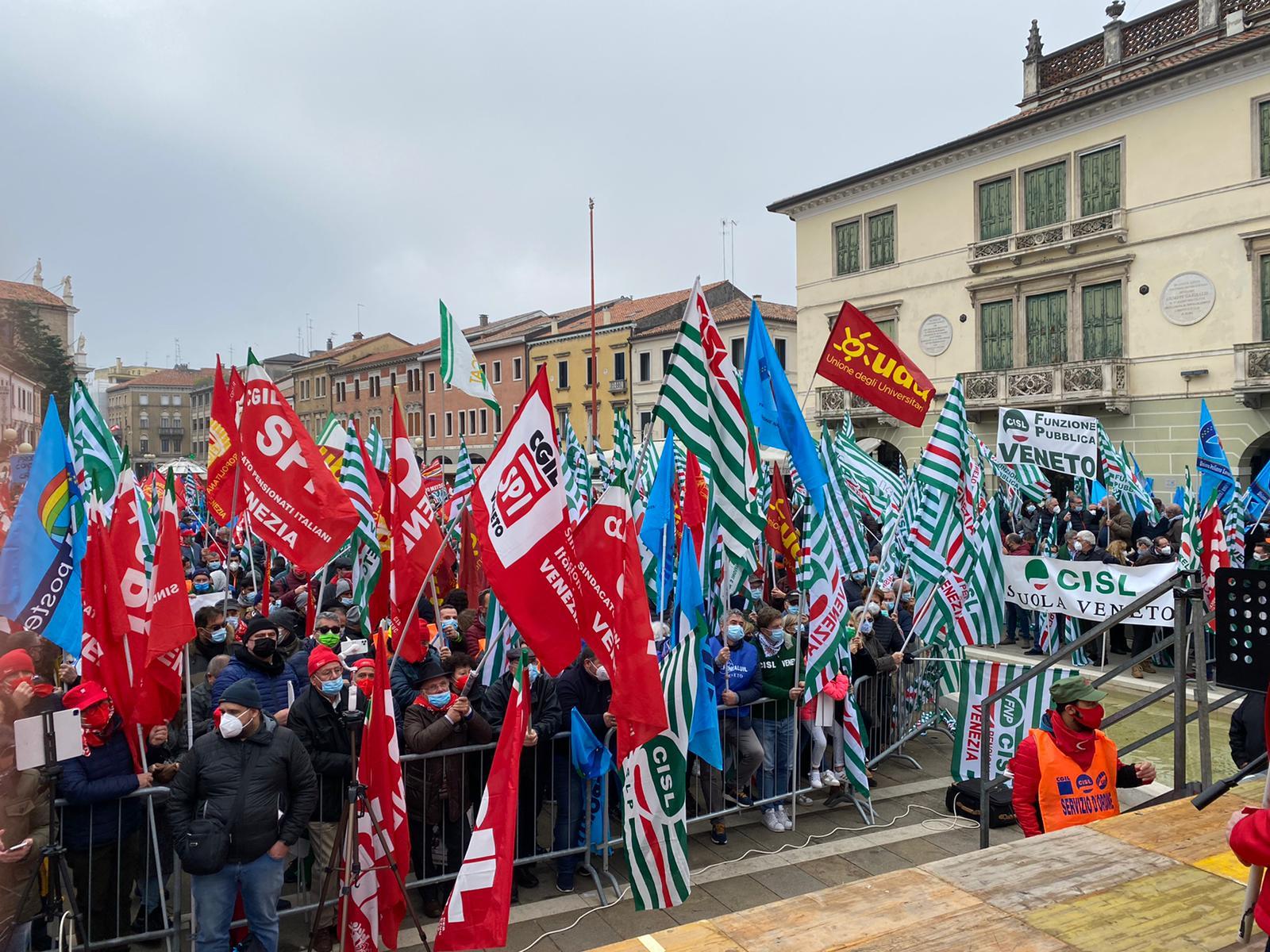 In 300 polesani alla manifestazione per cambiare la manovra