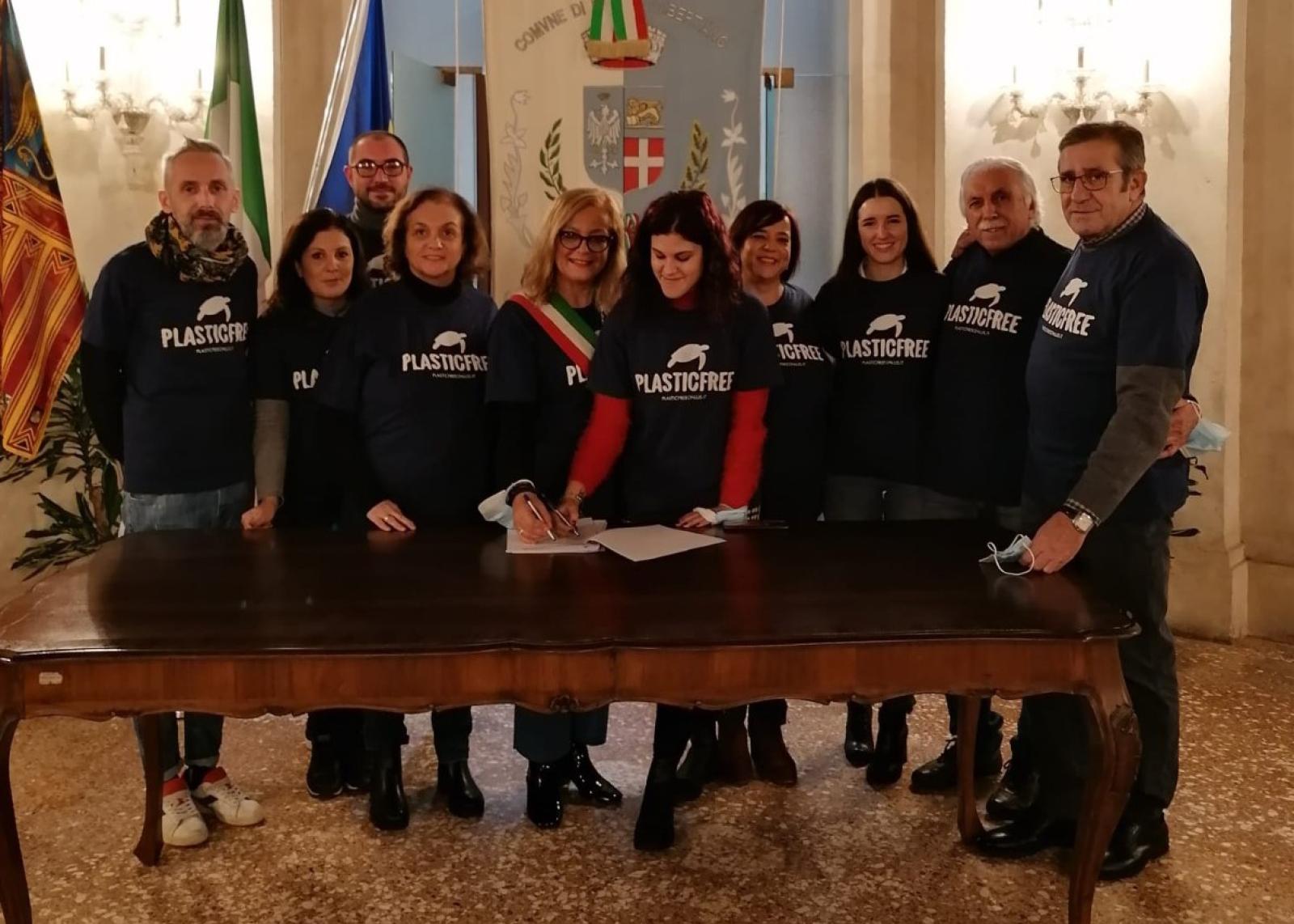 Ufficiale: collaborazione con gli angeli antiplastica