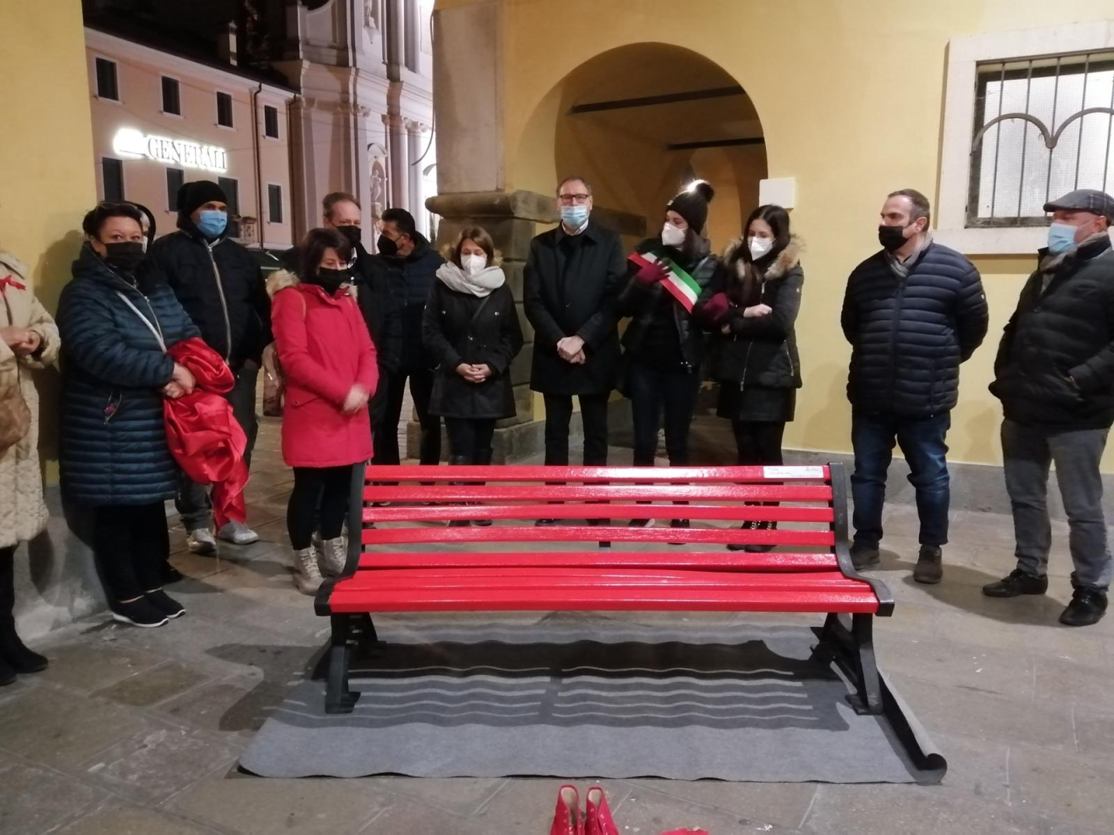 In centro una panchina rossa