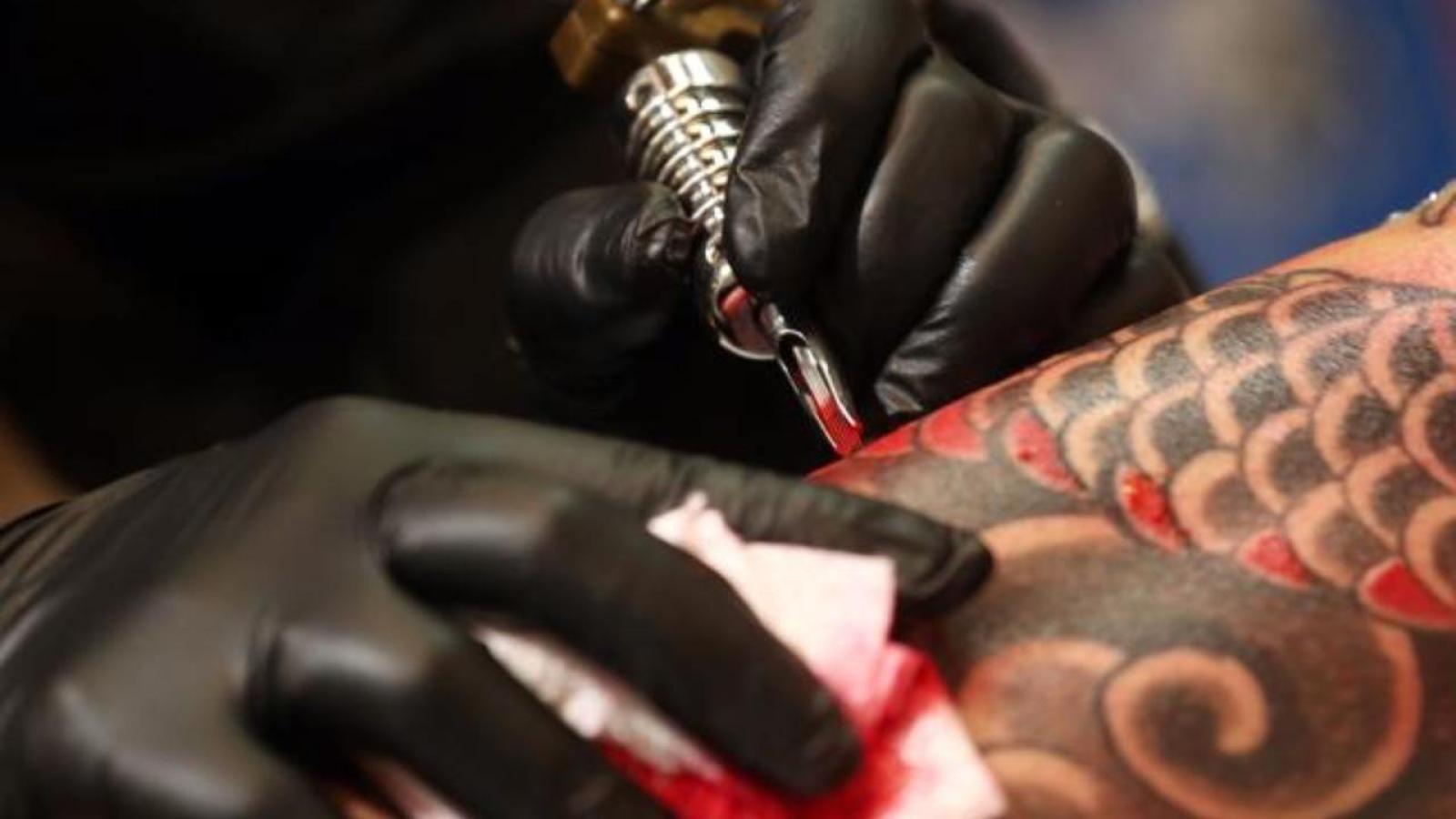 Tatuaggi a colore vietati dal 4 gennaio