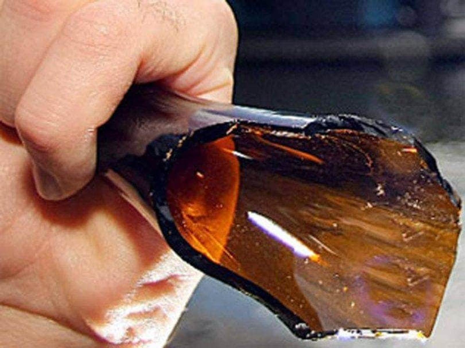 No Vax entra in Regione brandendo una bottiglia rotta