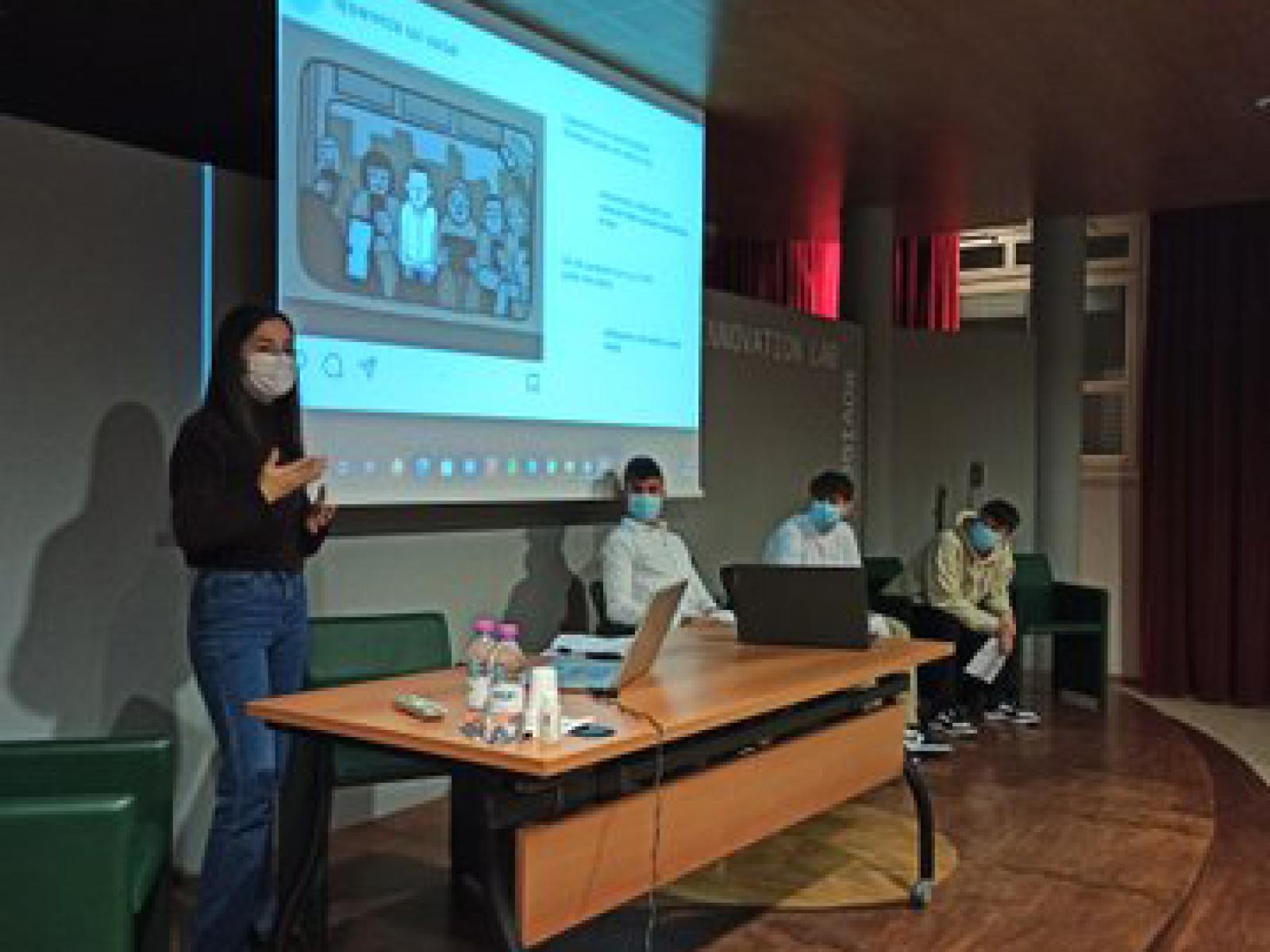 Studenti contro l'odio online