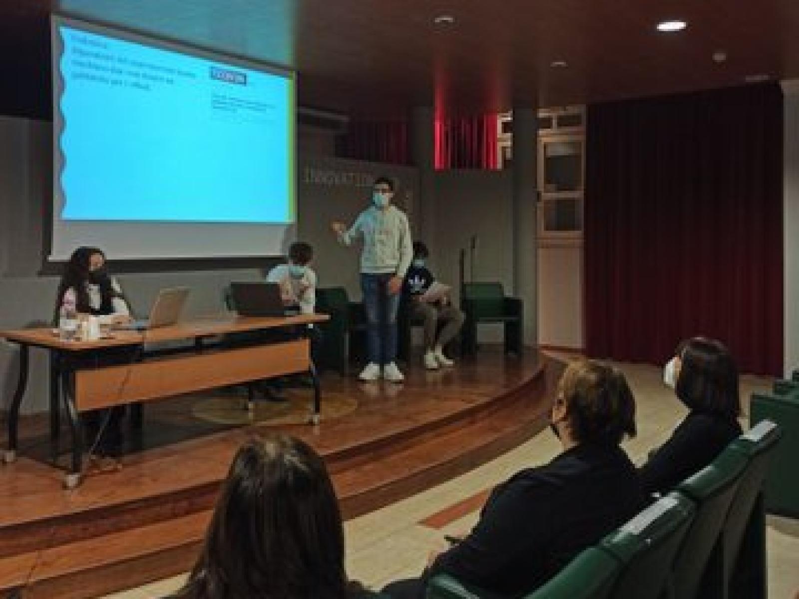 Studenti contro l'odio online