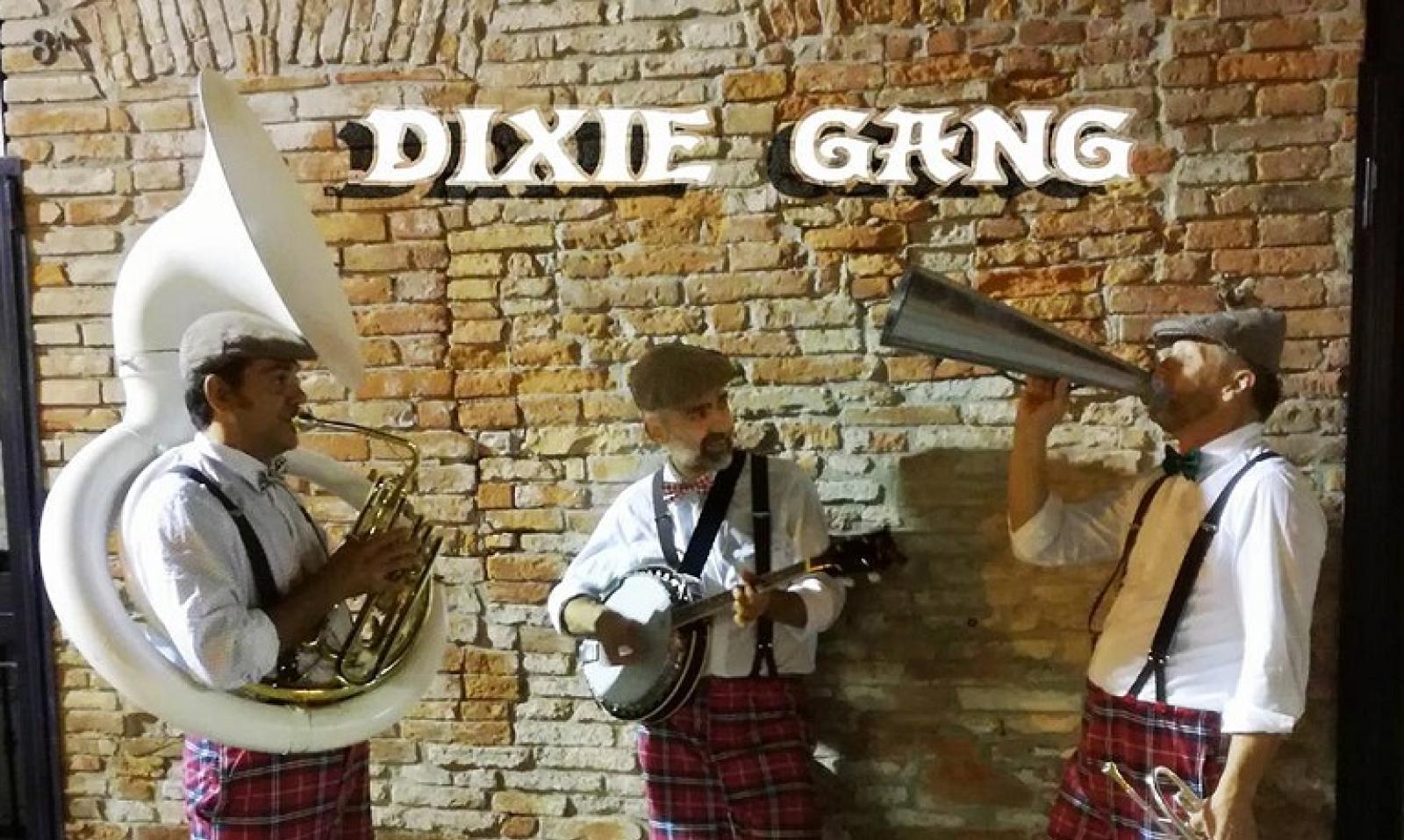 La gang del Natale si prende il centro