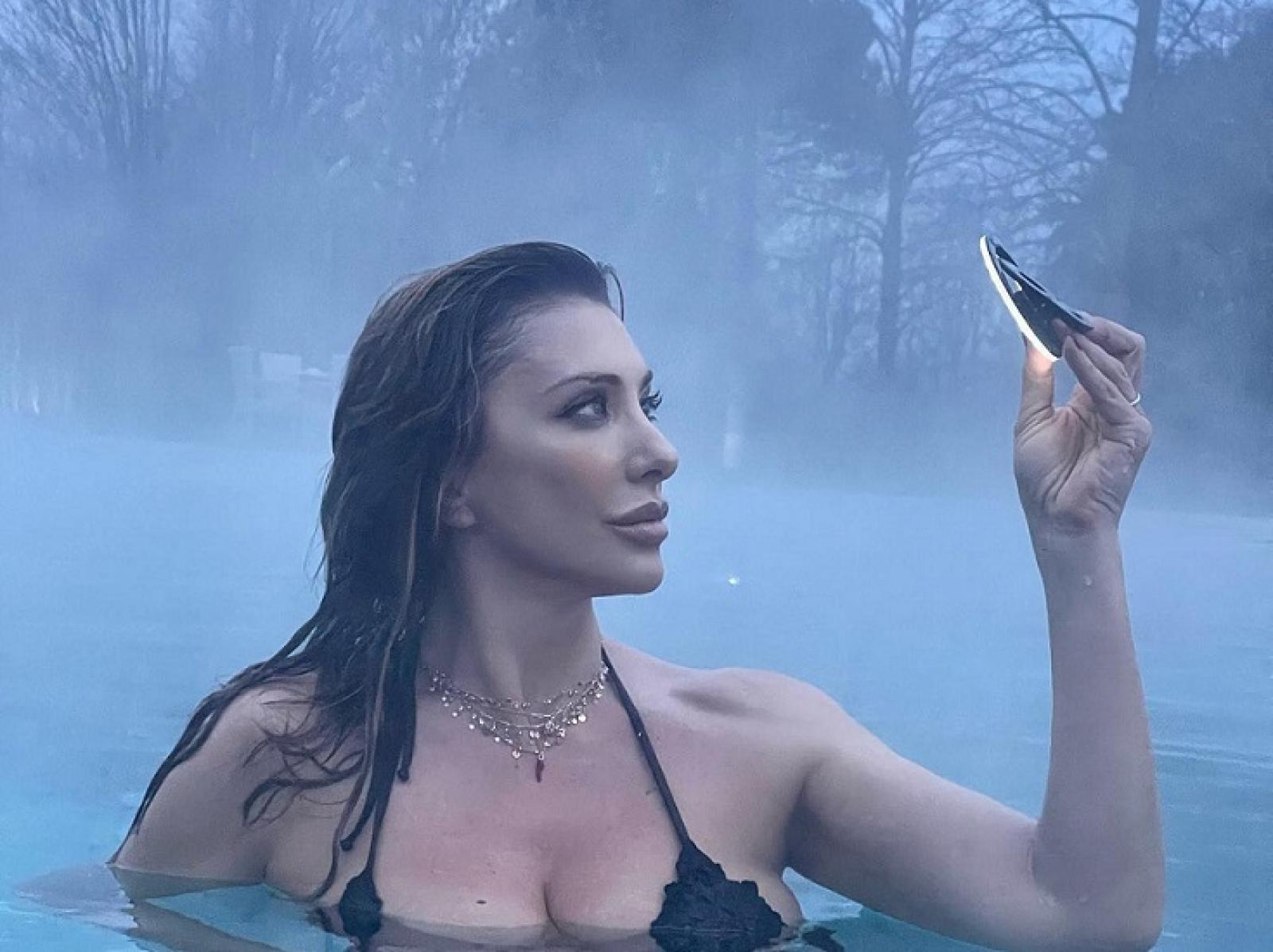 Sabrina Salerno alle terme manda i social in delirio