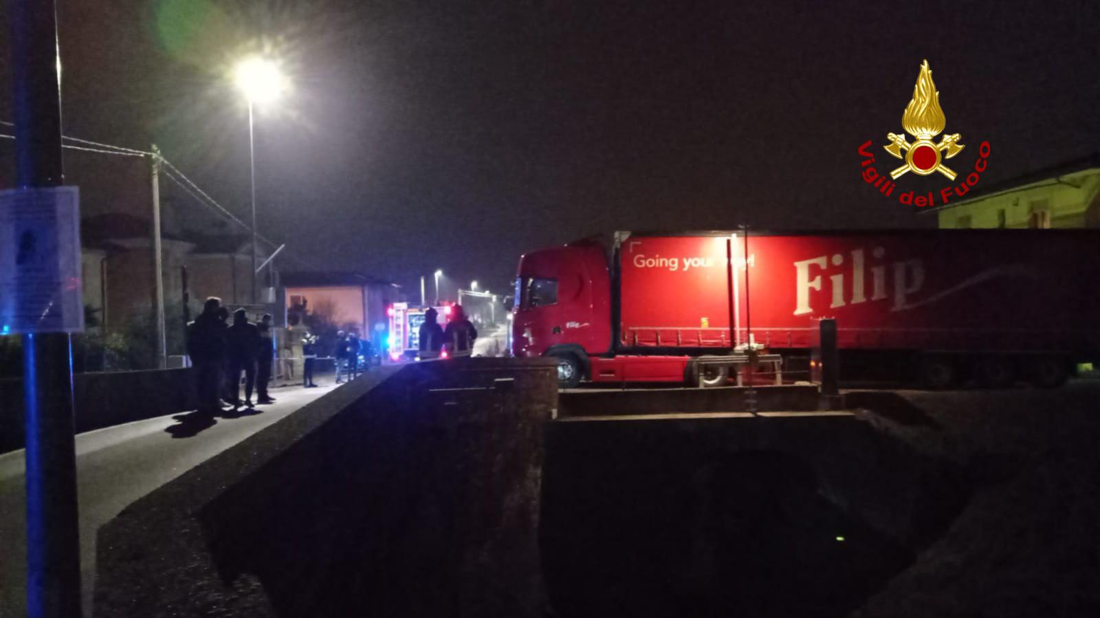 Tradito dal navigatore, il Tir s'incastra