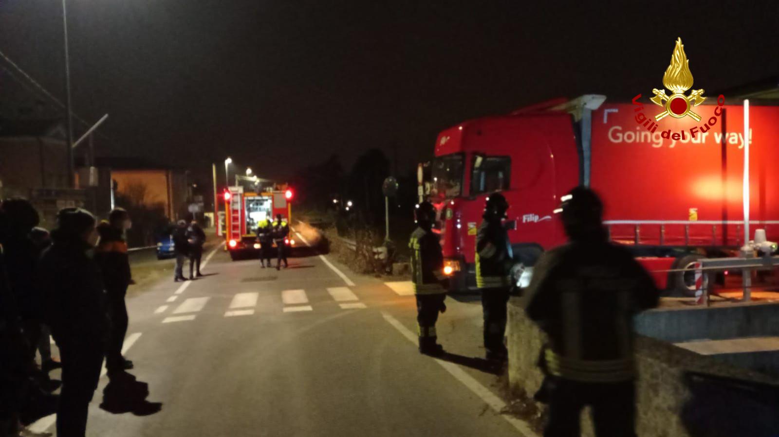 Tradito dal navigatore, il Tir s'incastra