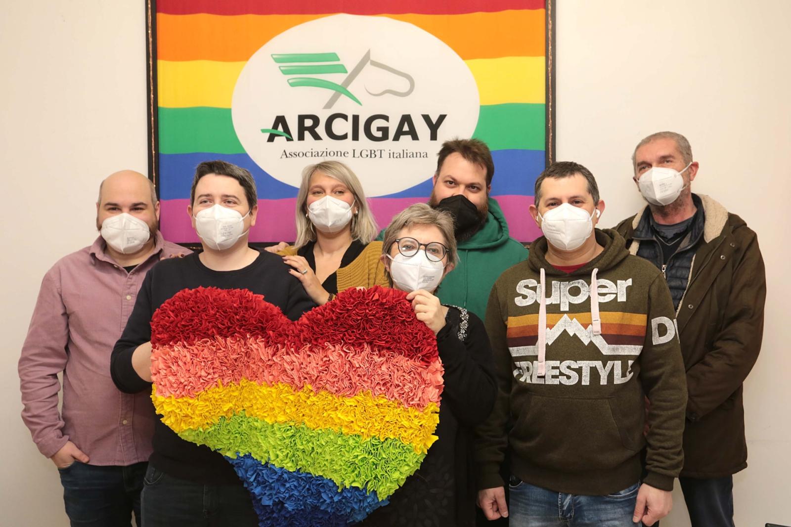 Arcigay inaugura la panchina arcobaleno 