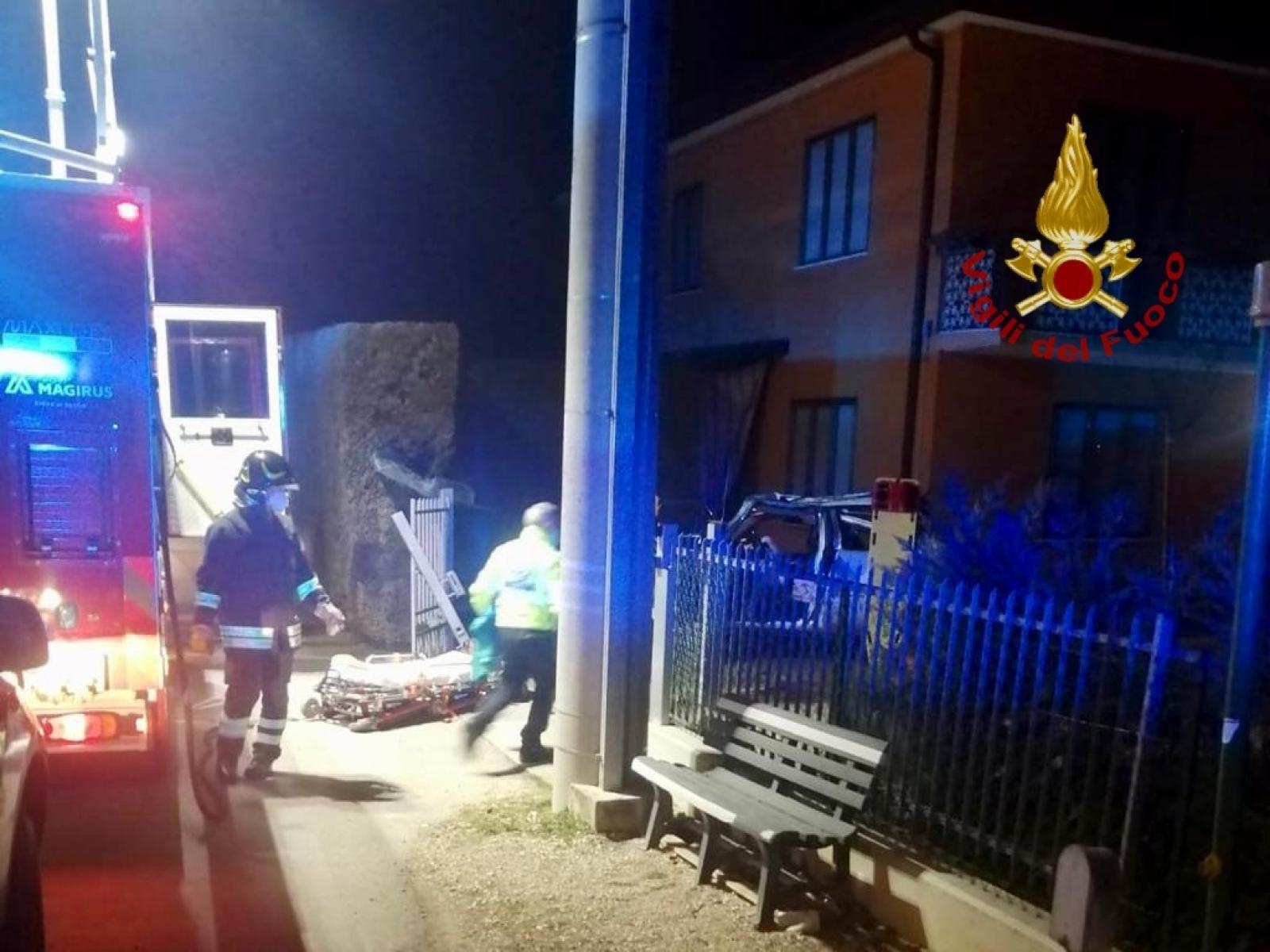 Minorenne alla guida di un'auto finisce fuoristrada e muore