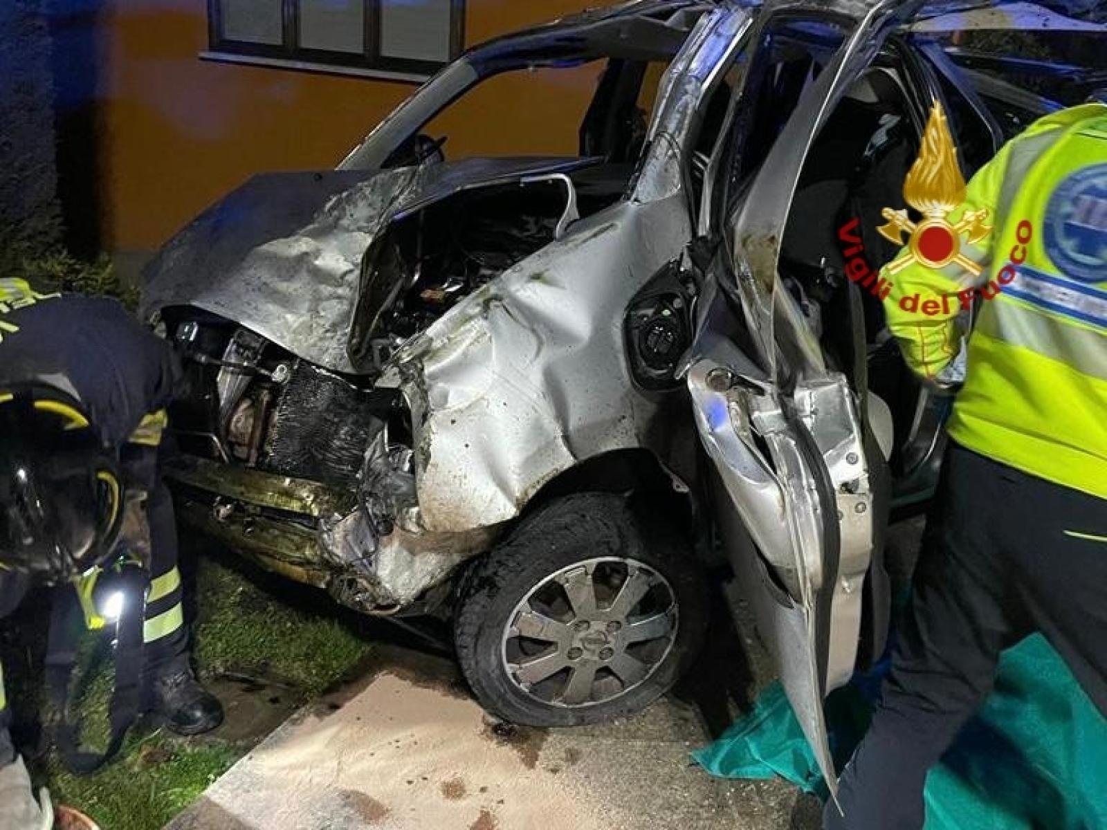 Minorenne alla guida di un'auto finisce fuoristrada e muore