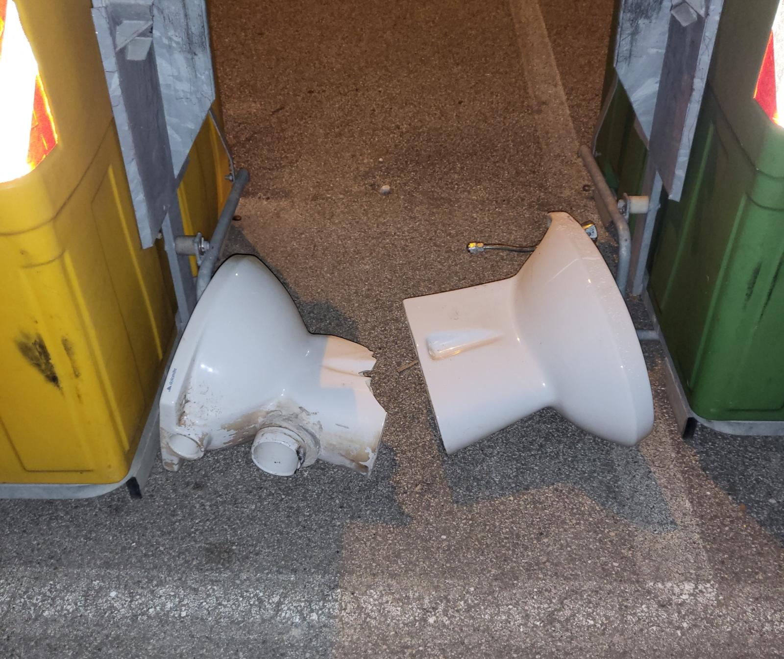 Ancora rifiuti abbandonati, l'esasperazione dei residenti 